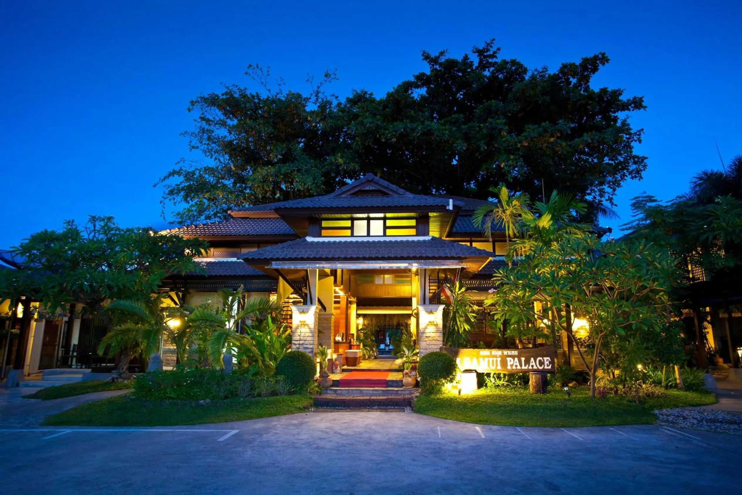 Facade/entrance in Am Samui Palace