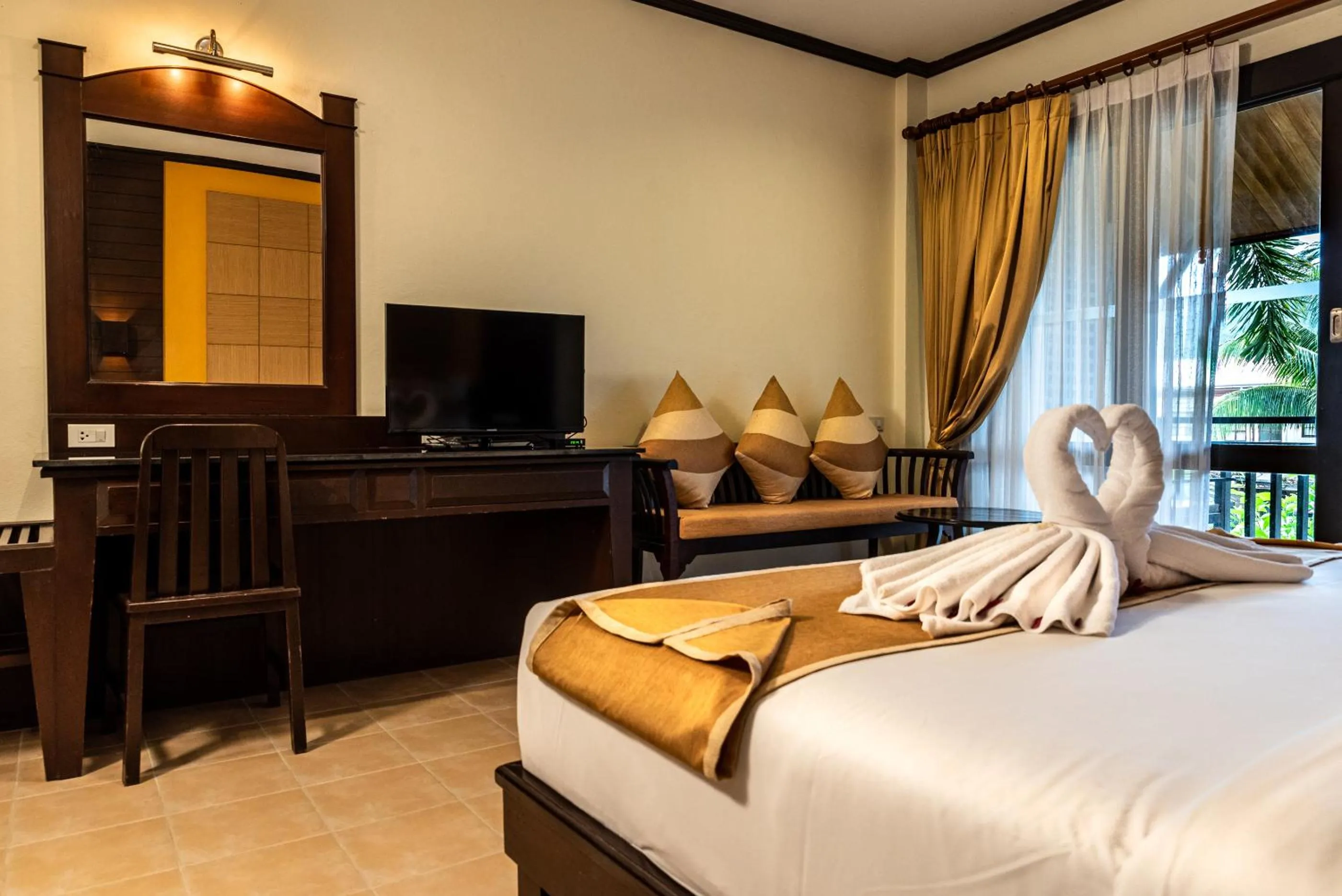 Photo of the whole room, Bed in Am Samui Palace