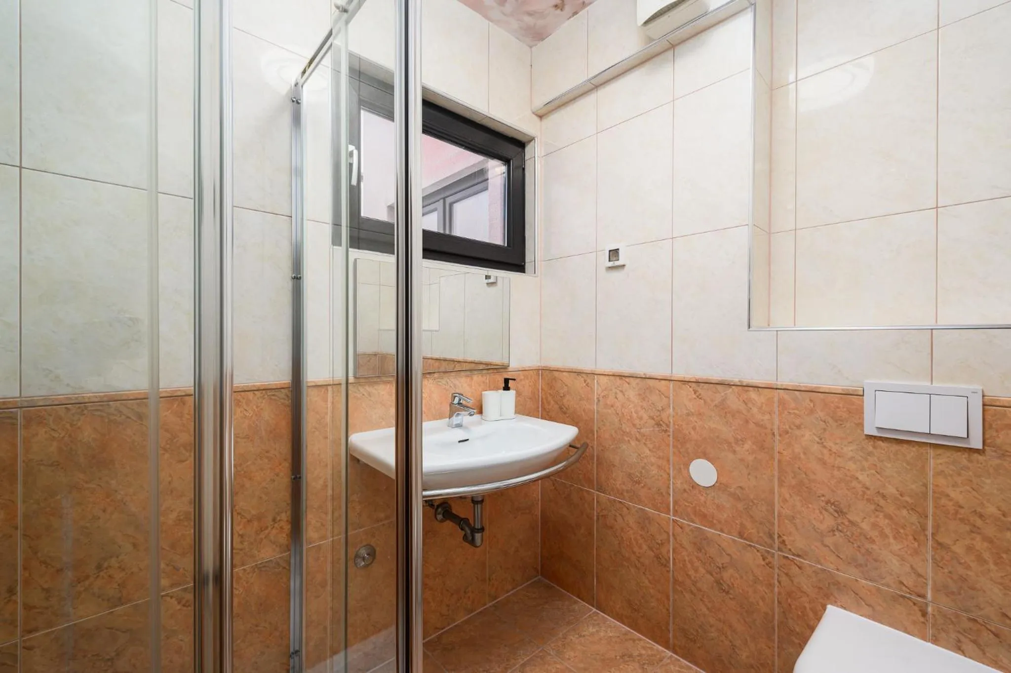 Shower in Rotonda Inn Novigrad