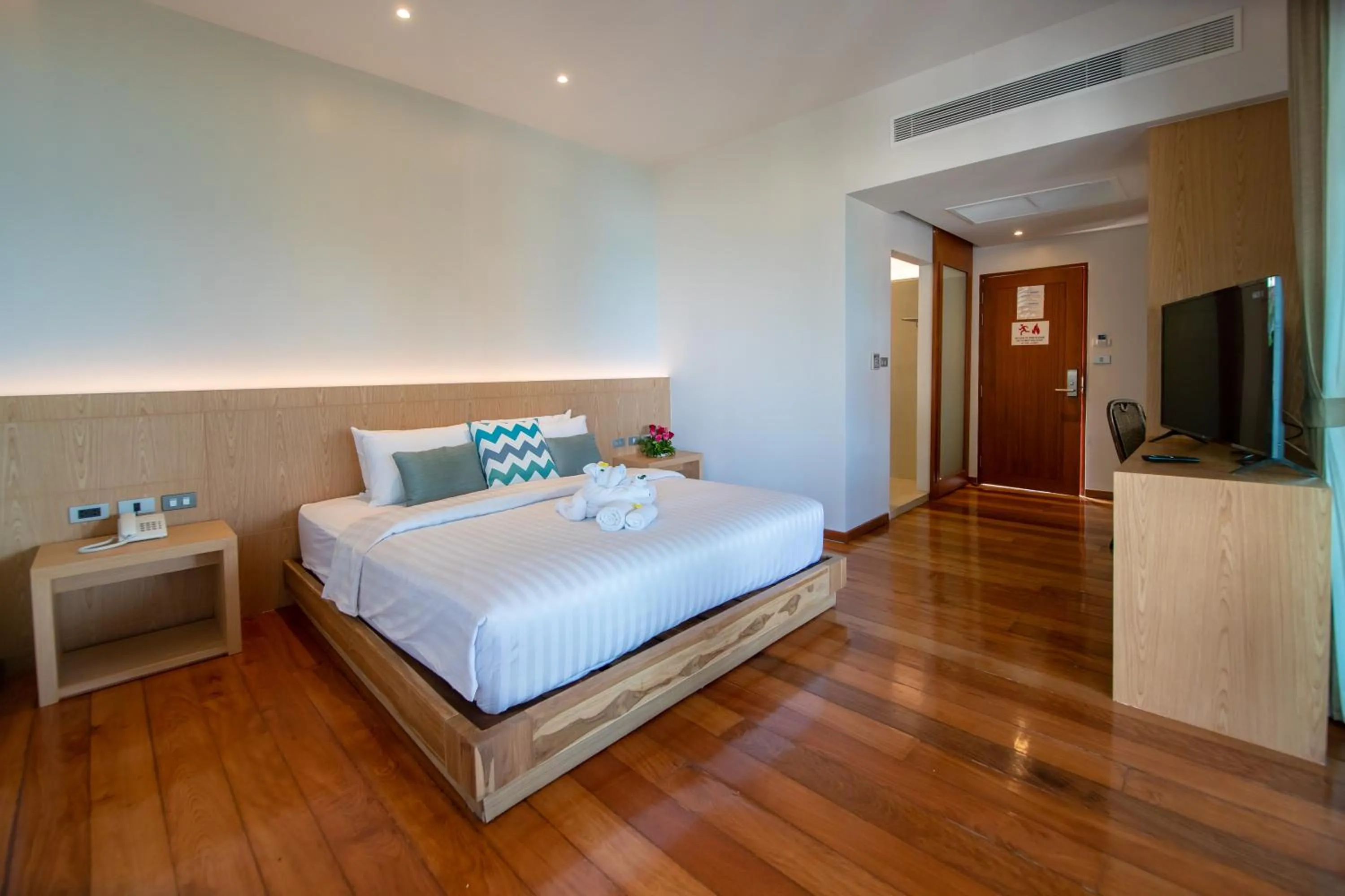 TV and multimedia, Bed in Coral Cliff Beach Resort Samui - SHA Plus