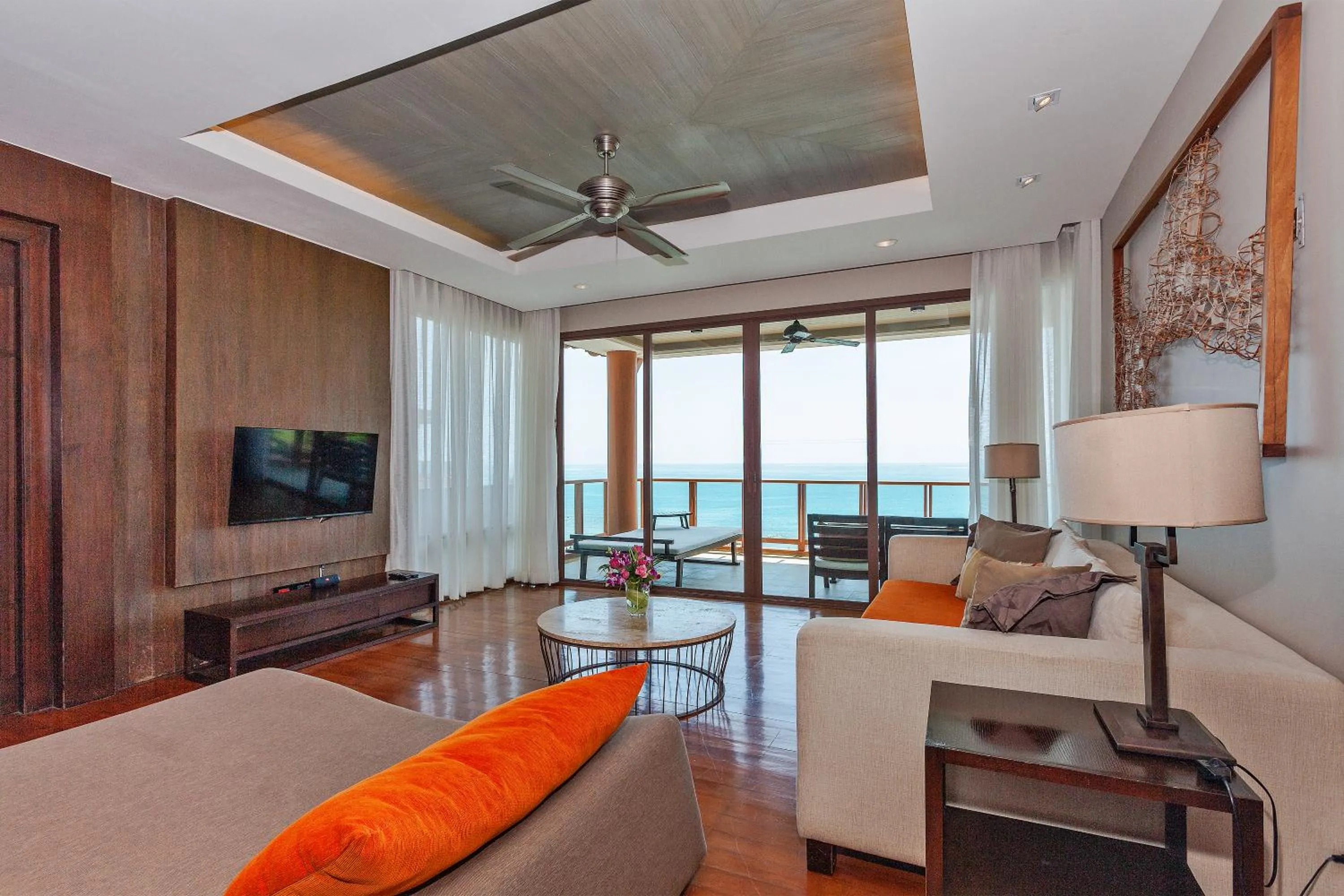 Communal lounge/ TV room in ShaSa Resort - Luxury Beachfront Suites