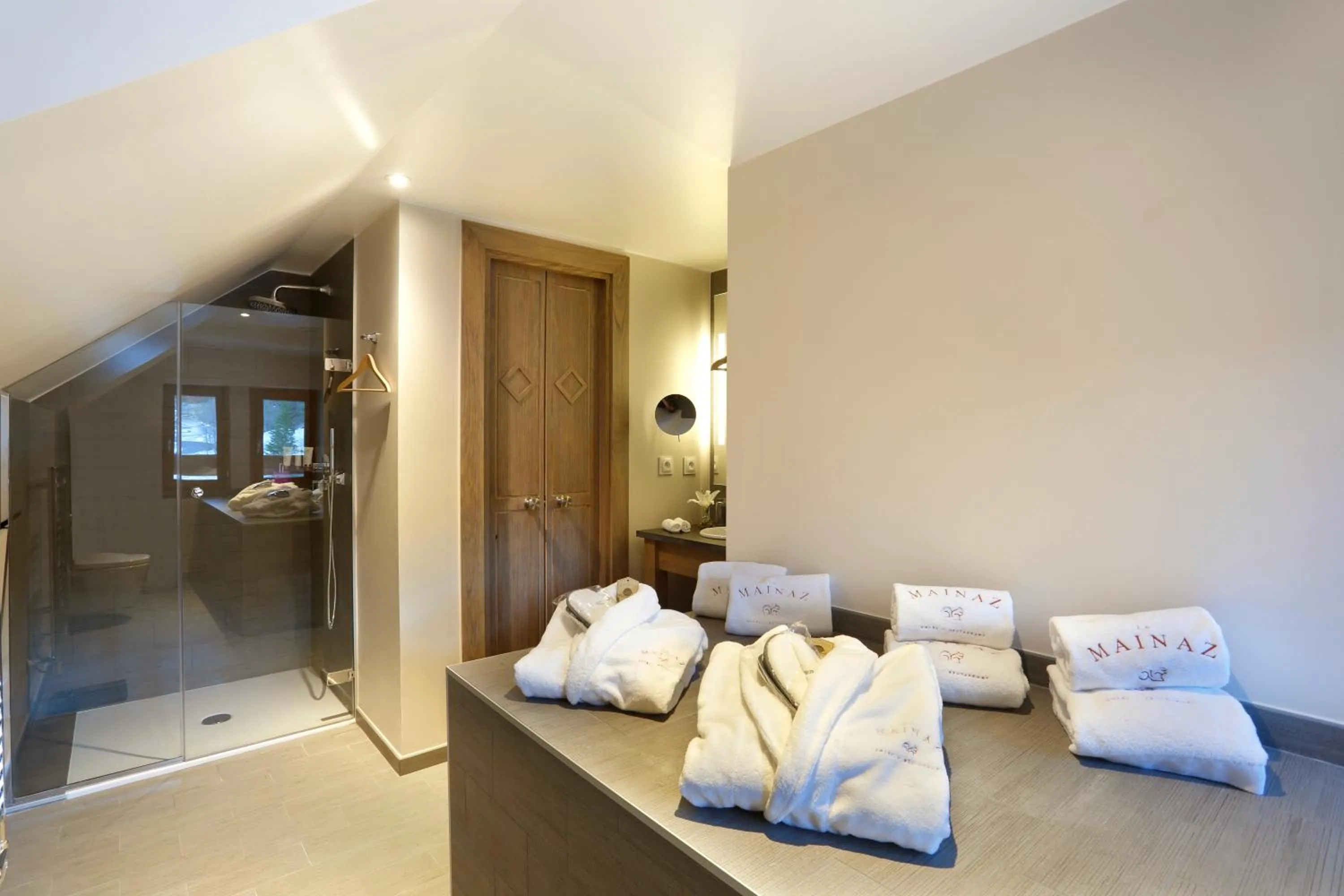 Bathroom, Bed in La Mainaz Hôtel Restaurant Genève - Gex - Mijoux