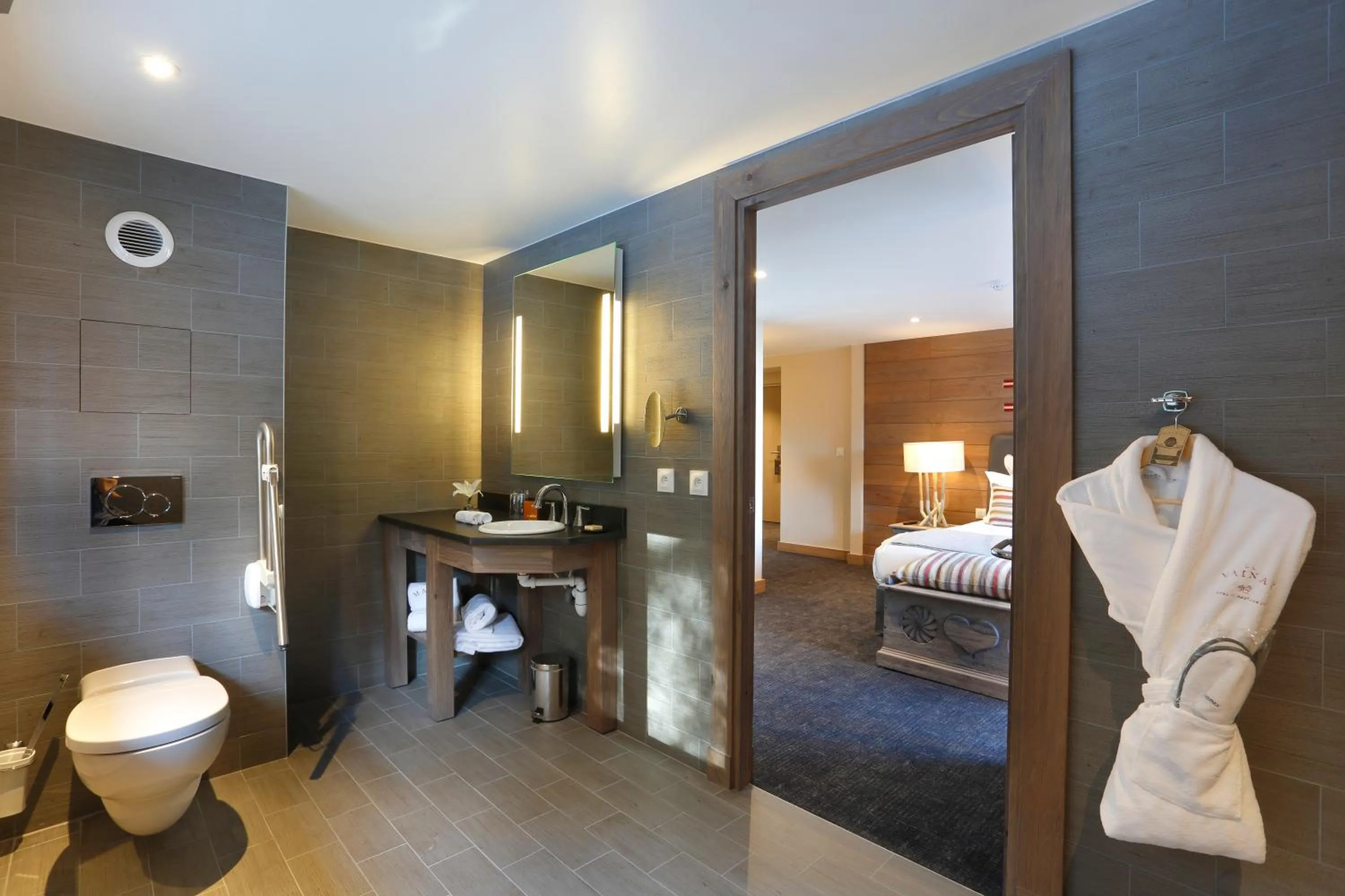 Bathroom, Bed in La Mainaz Hôtel Restaurant Genève - Gex - Mijoux