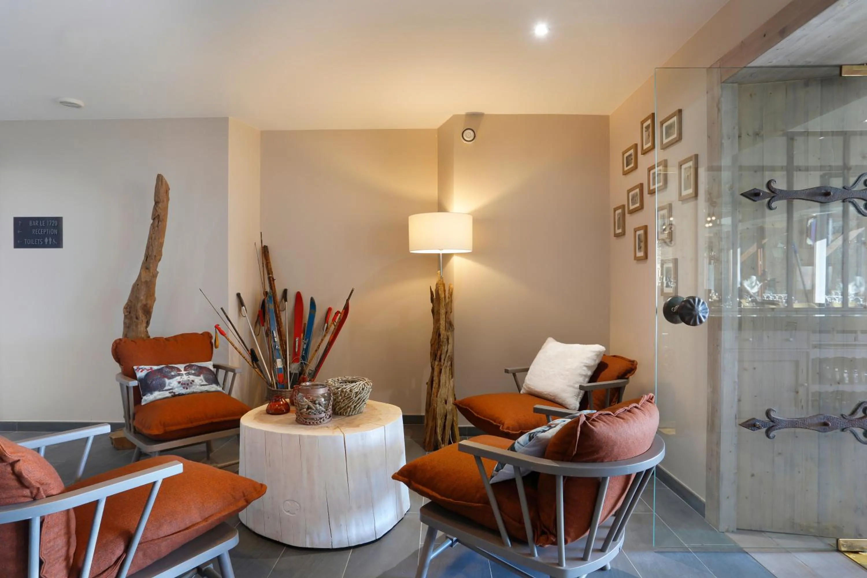 Communal lounge/ TV room in La Mainaz Hôtel Restaurant Genève - Gex - Mijoux