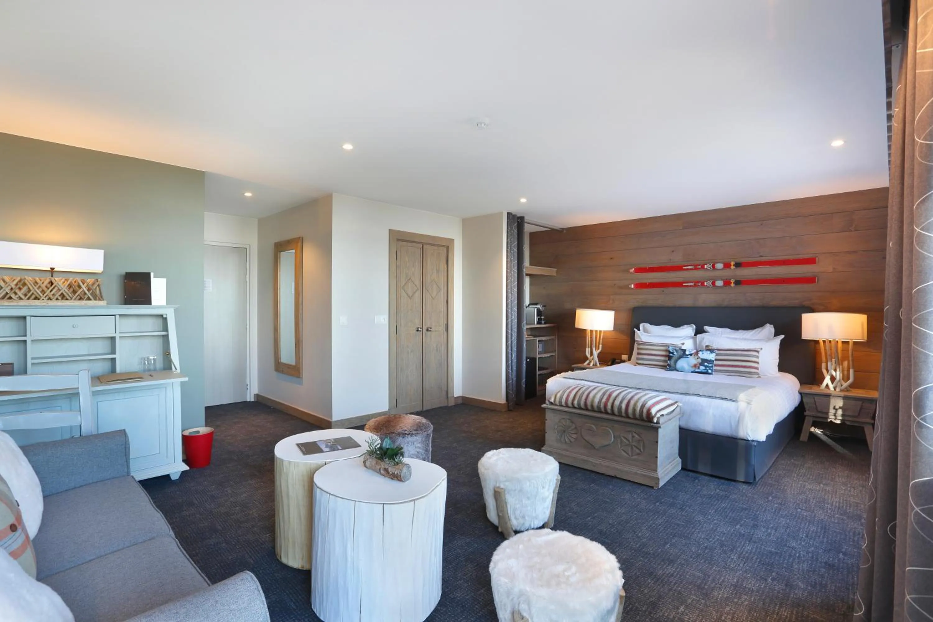 Photo of the whole room, Bed in La Mainaz Hôtel Restaurant Genève - Gex - Mijoux