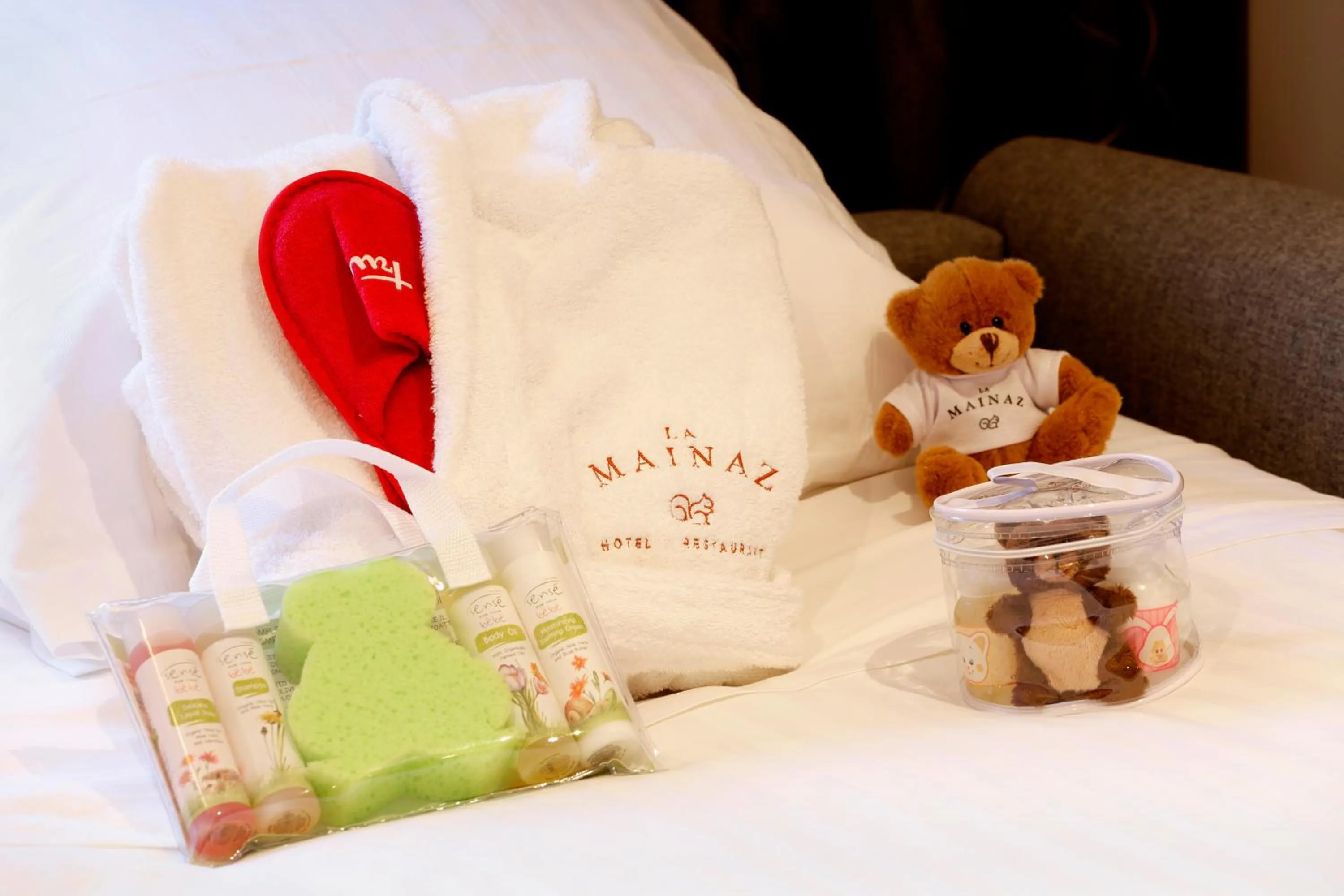 cot, Bed in La Mainaz Hôtel Restaurant Genève - Gex - Mijoux