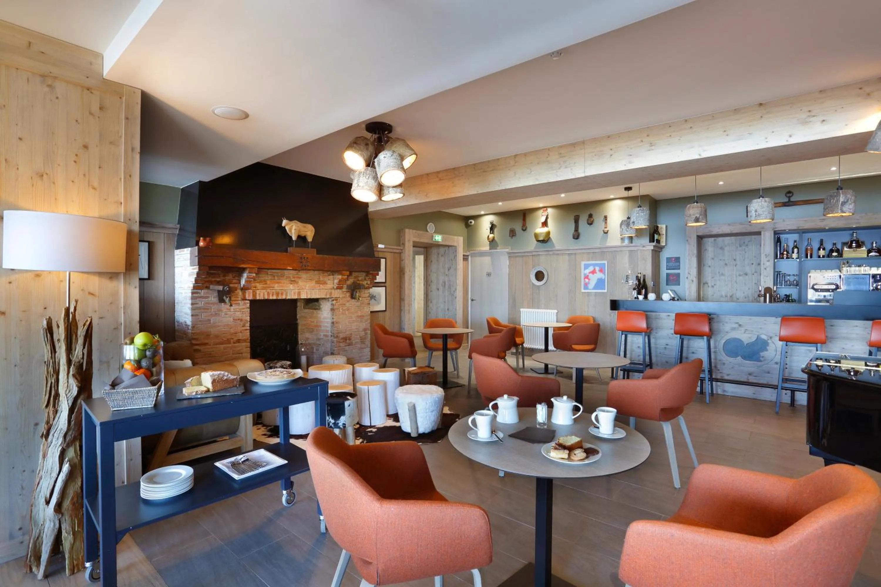 Lounge or bar in La Mainaz Hôtel Restaurant Genève - Gex - Mijoux