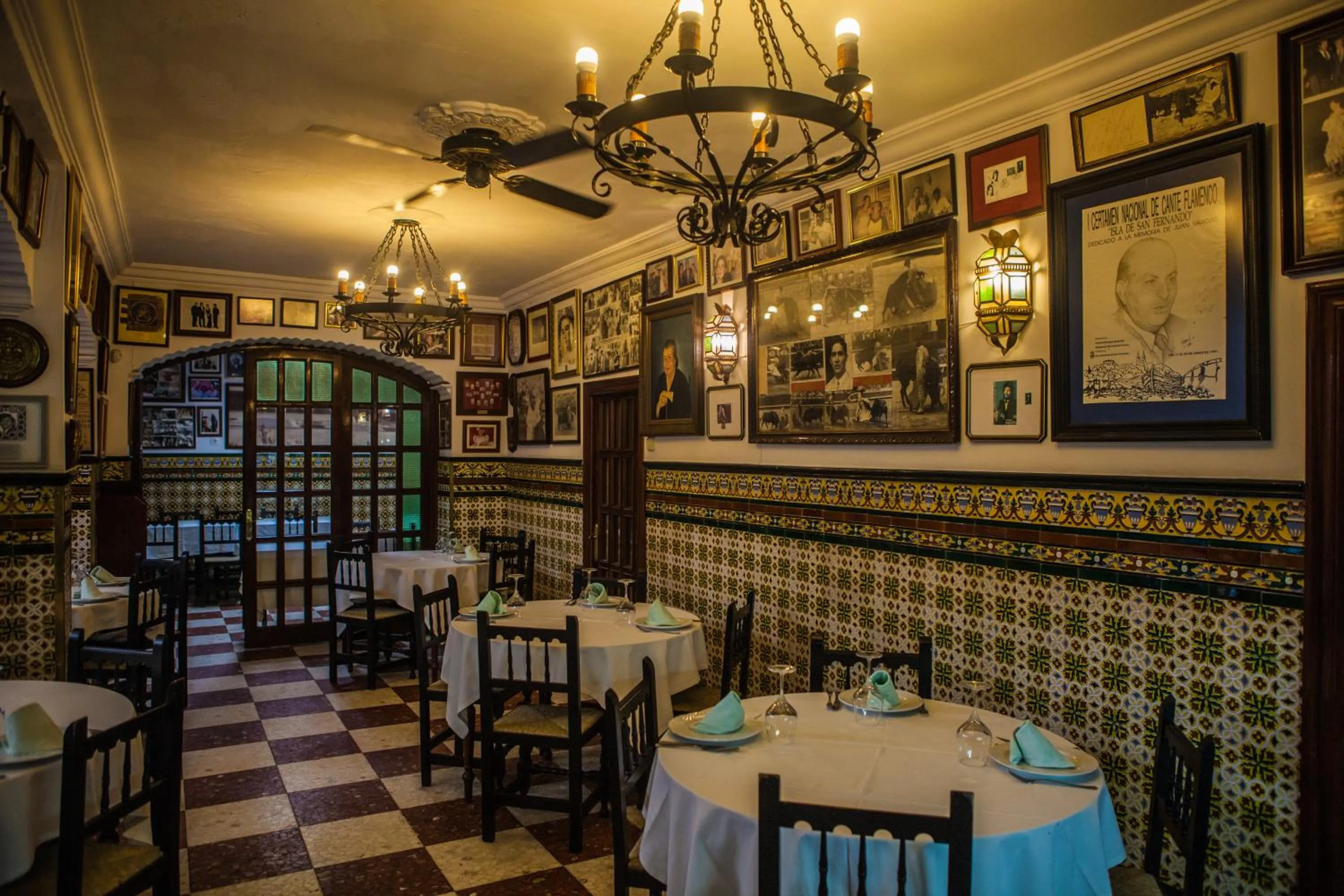 Restaurant/places to eat in Apartamentos Turísticos Bahía Sur