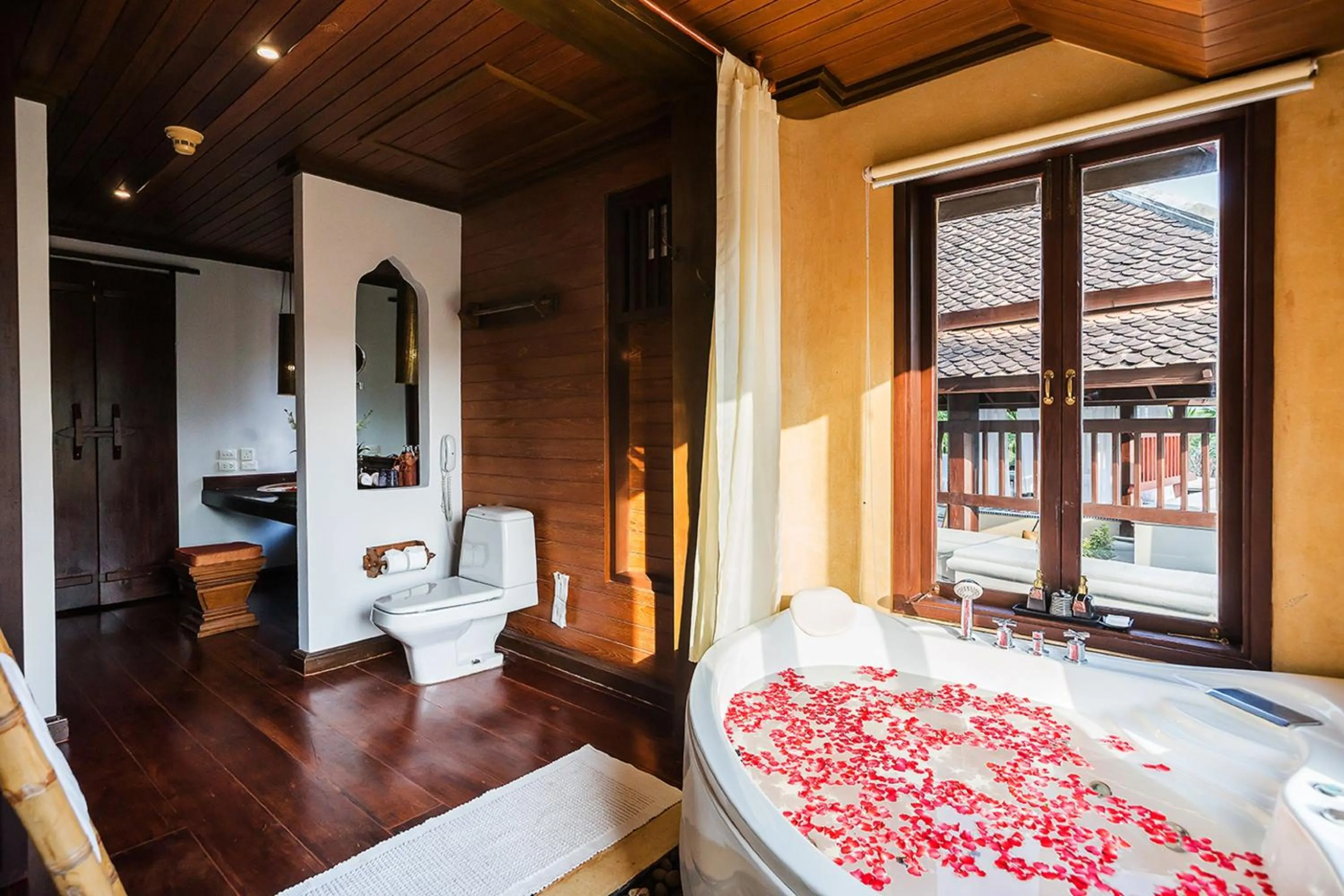 Shower, Bed in Muang Samui Spa Resort