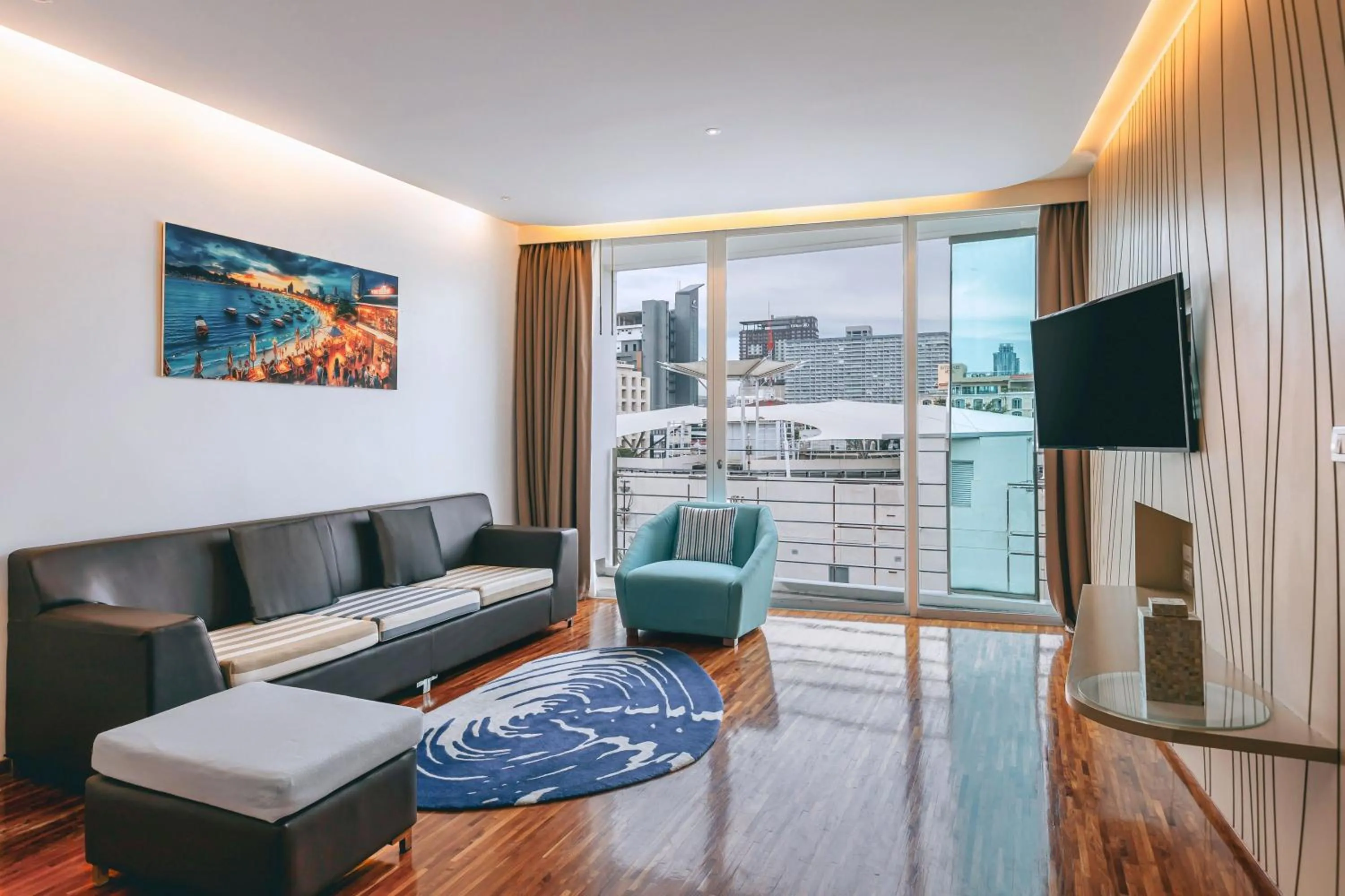 TV and multimedia in Hotel Baraquda Heeton Pattaya by Compass Hospitality