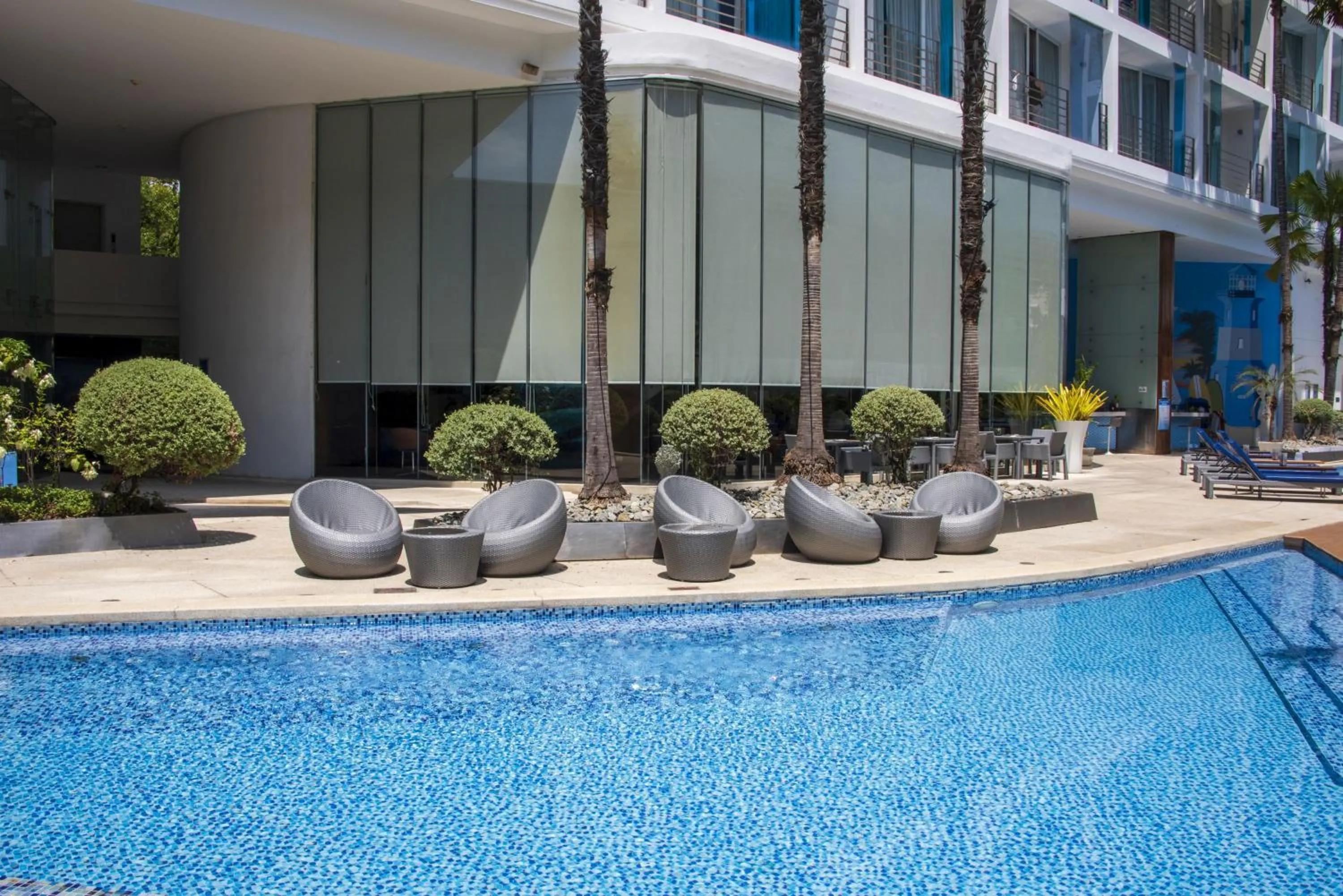 Swimming pool in Hotel Baraquda Heeton Pattaya by Compass Hospitality