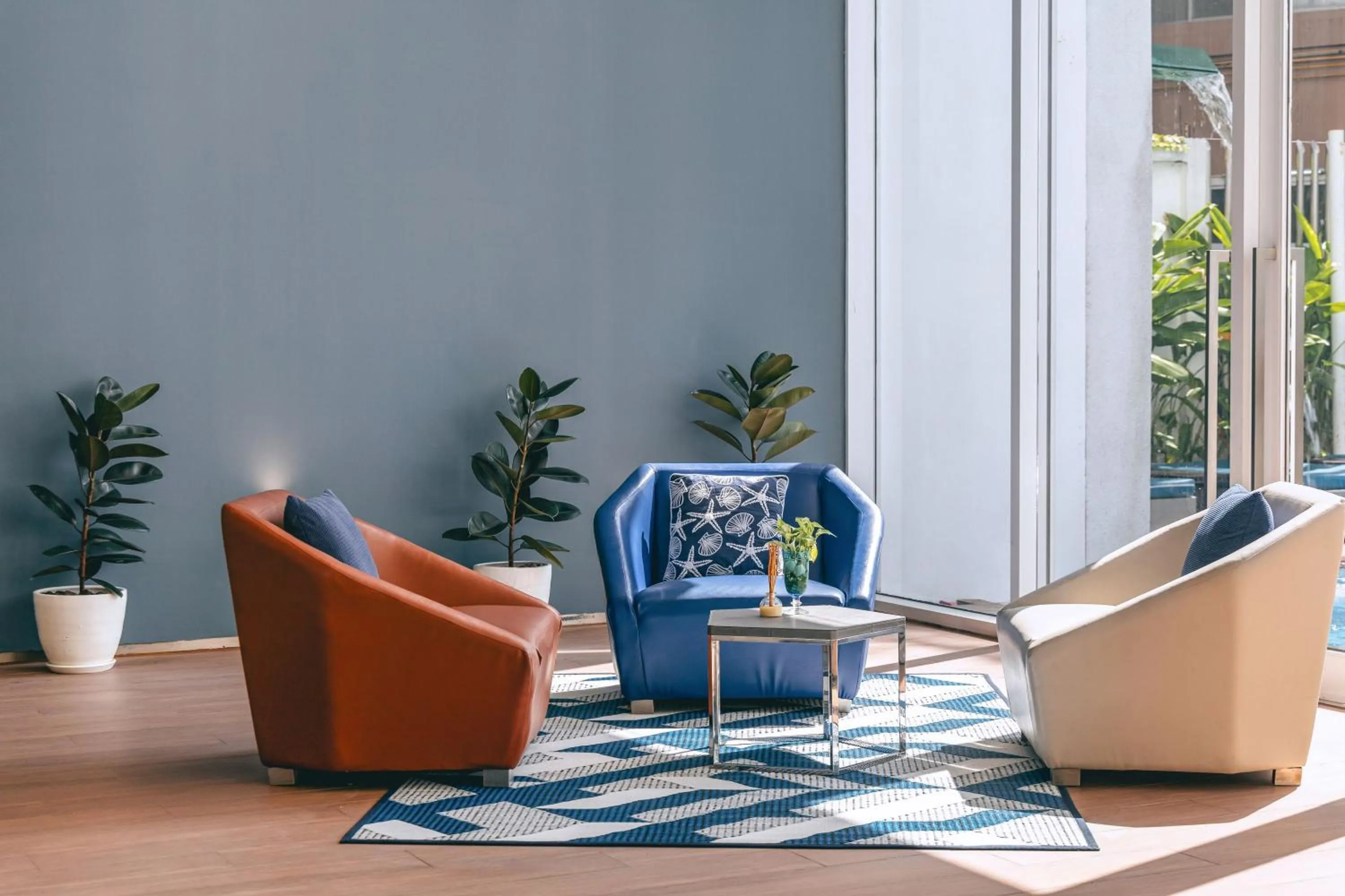 Seating area in Hotel Baraquda Heeton Pattaya by Compass Hospitality