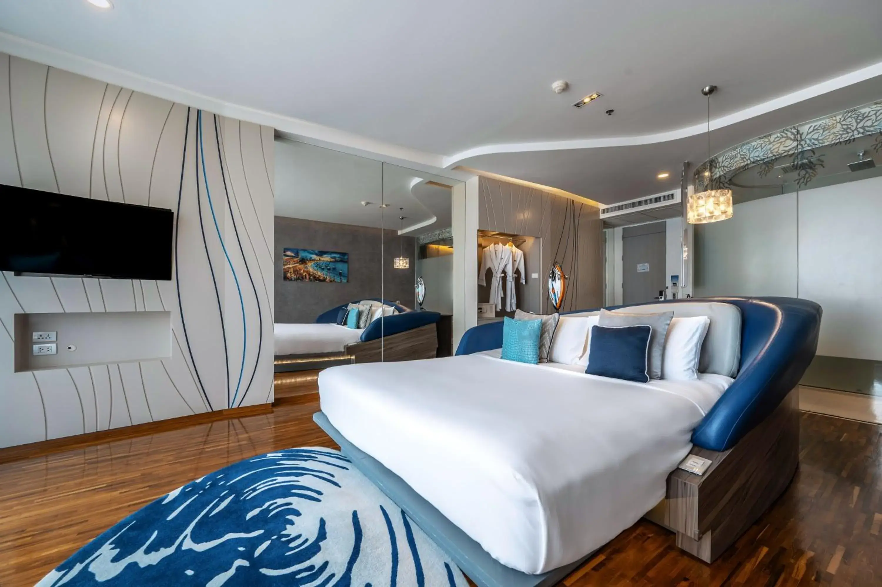 Deluxe Double Room with Pool View in Hotel Baraquda Heeton Pattaya by Compass Hospitality Deluxe Double Room with Pool View in Hotel Baraquda Heeton Pattaya by Compass Hospitality