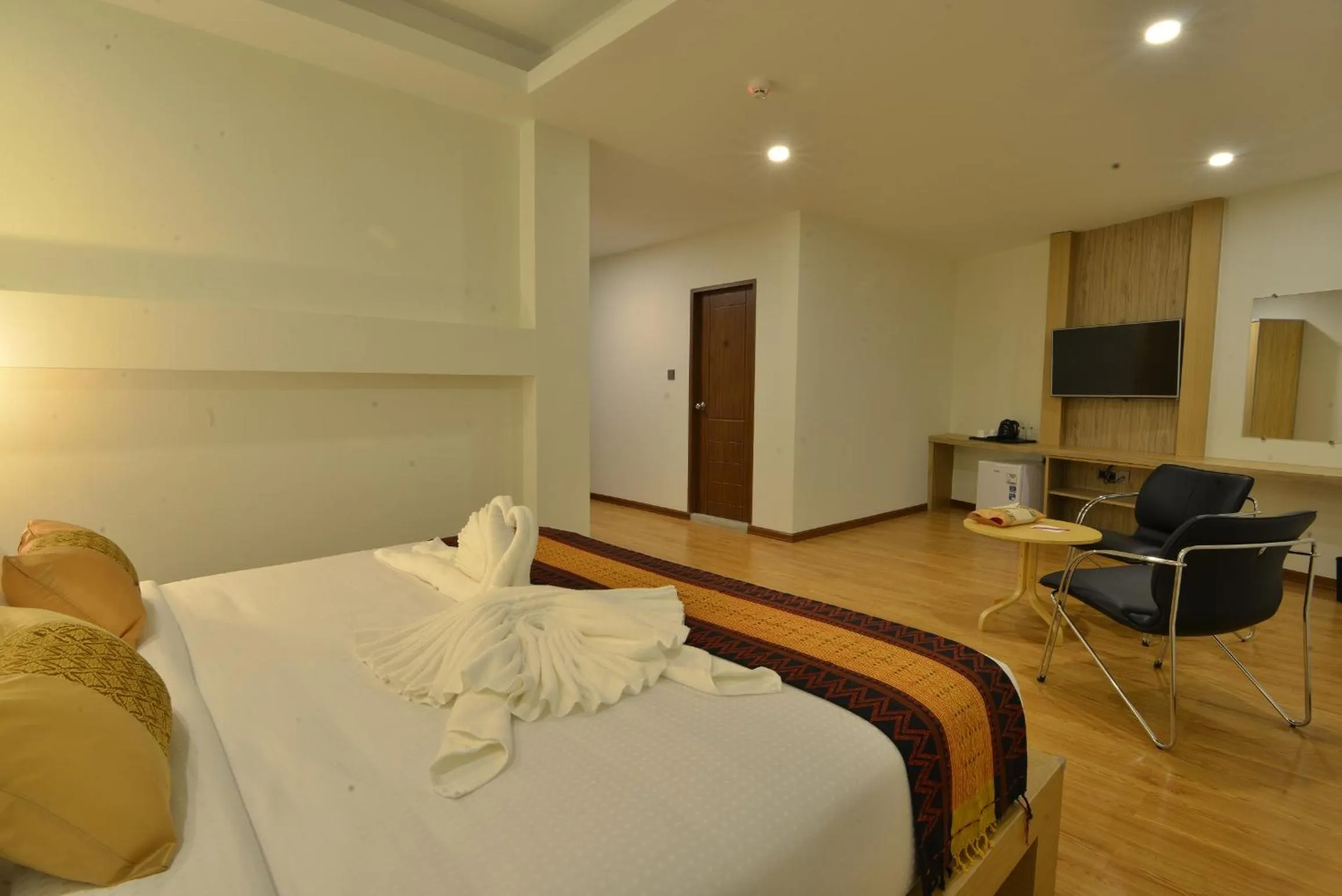 Bedroom, Bed in Serene Valley Hotel