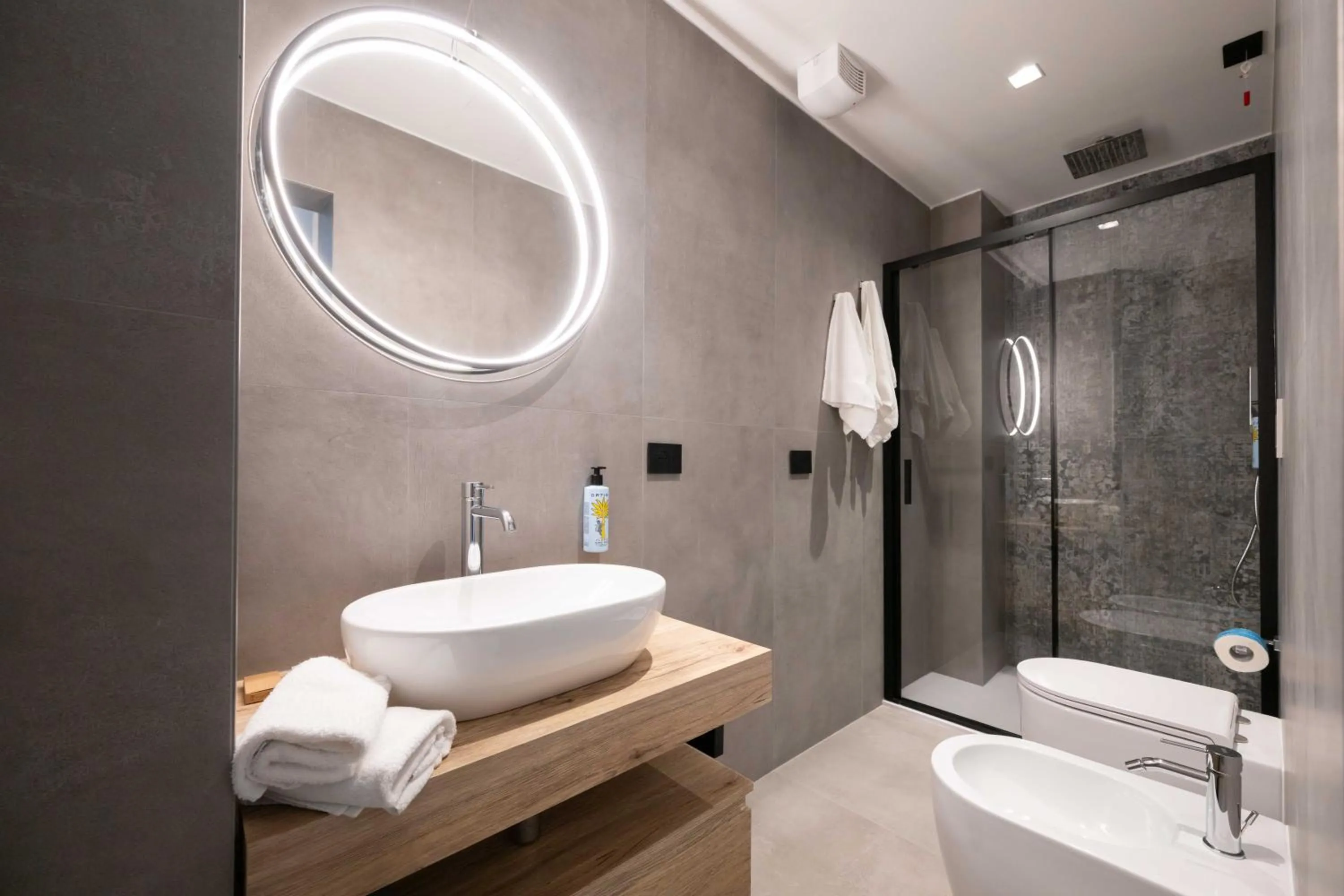 Shower in Meg Lifestyle Hotel & Apartaments
