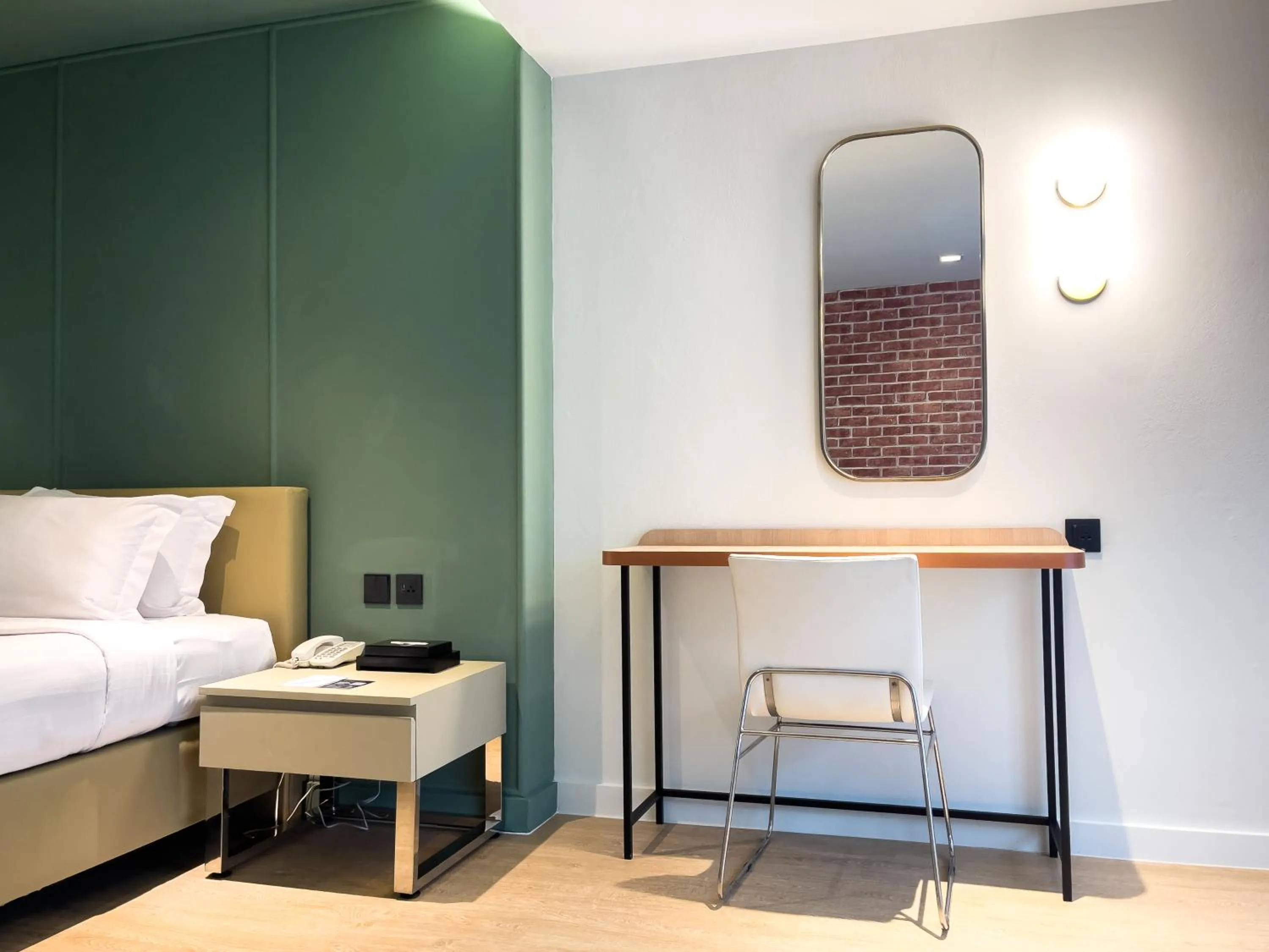 TV and multimedia, Bed in Happihaus Hotel Bangkok