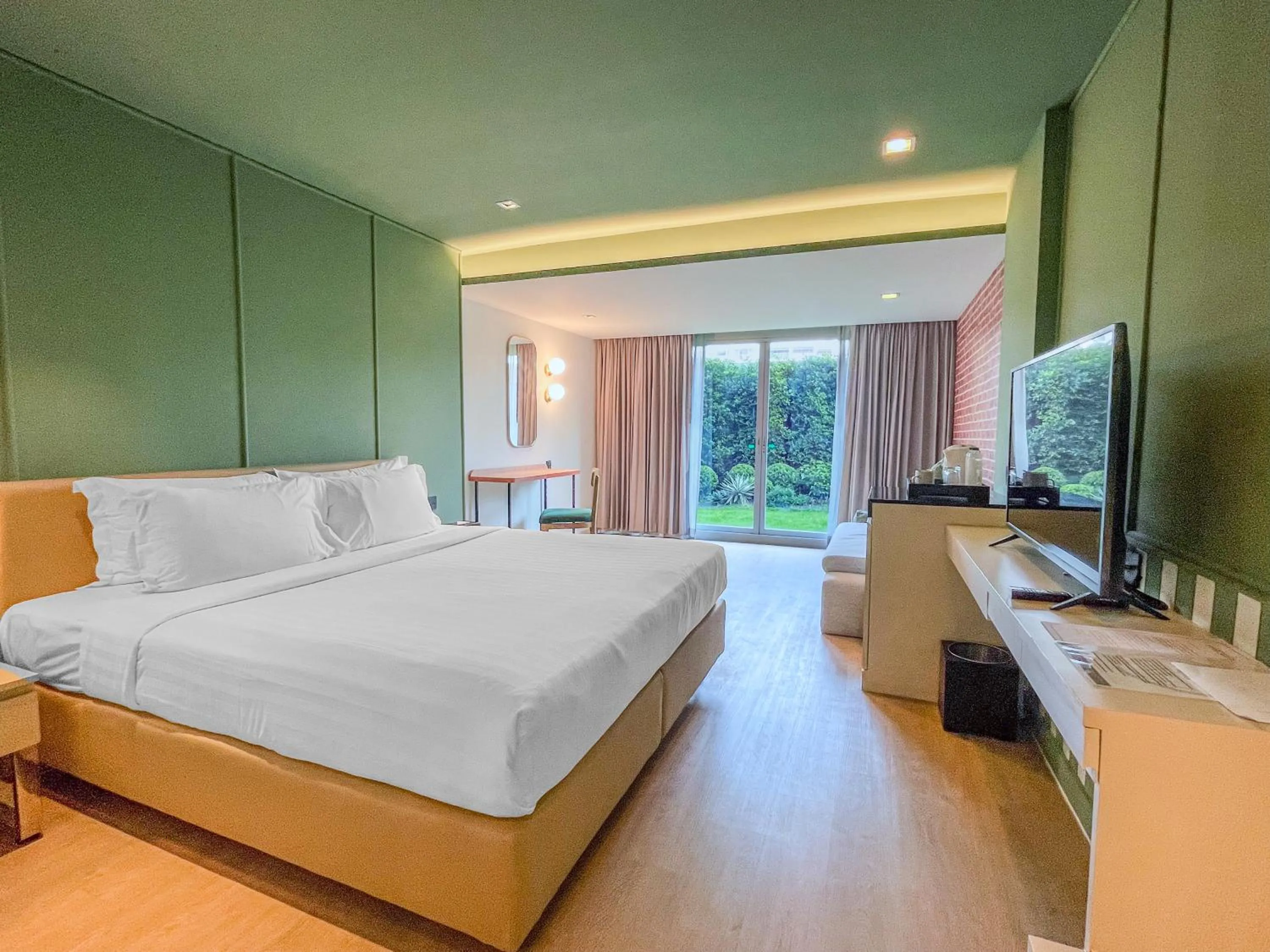 TV and multimedia, Bed in Happihaus Hotel Bangkok