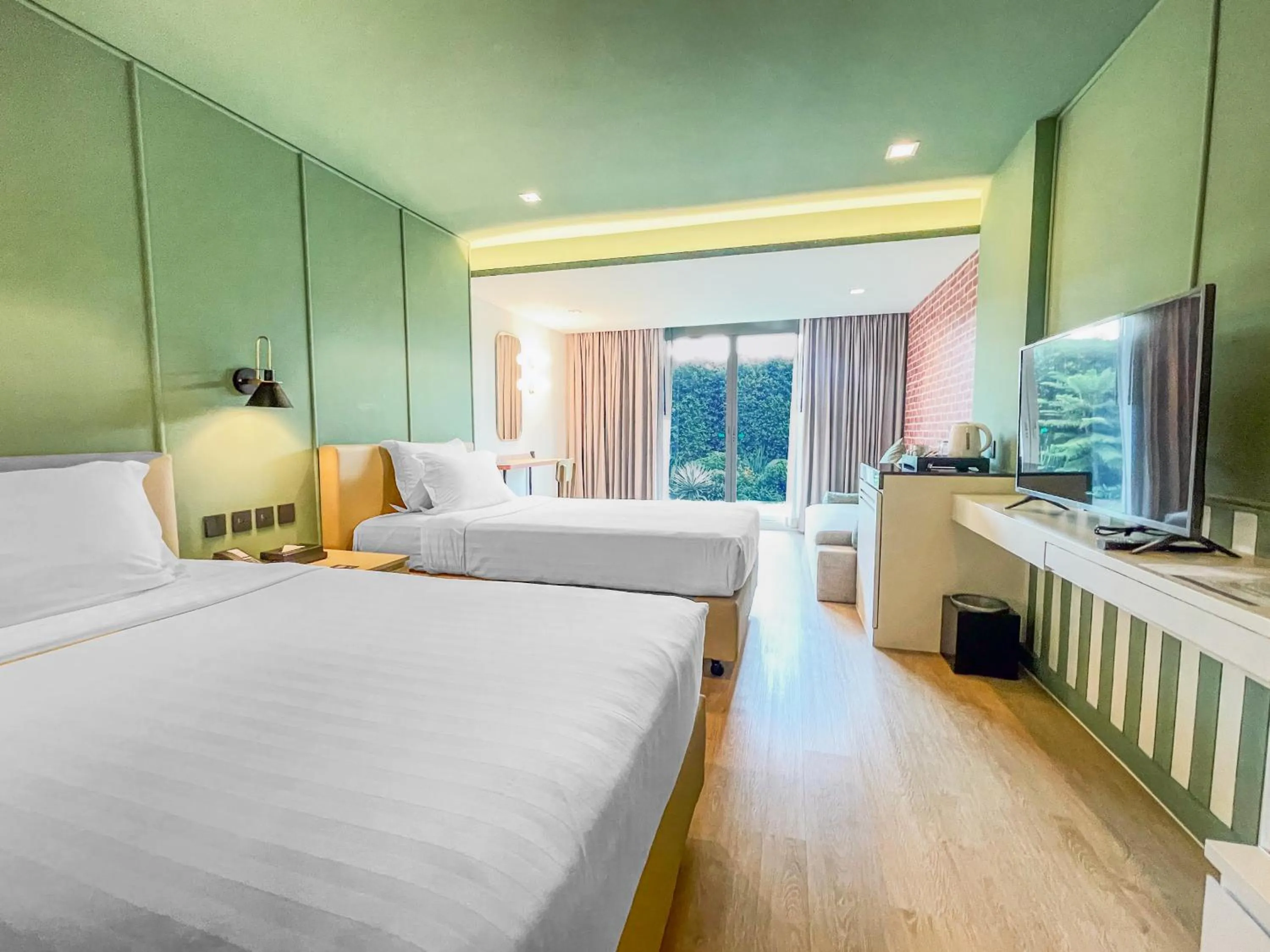 TV and multimedia, Bed in Happihaus Hotel Bangkok