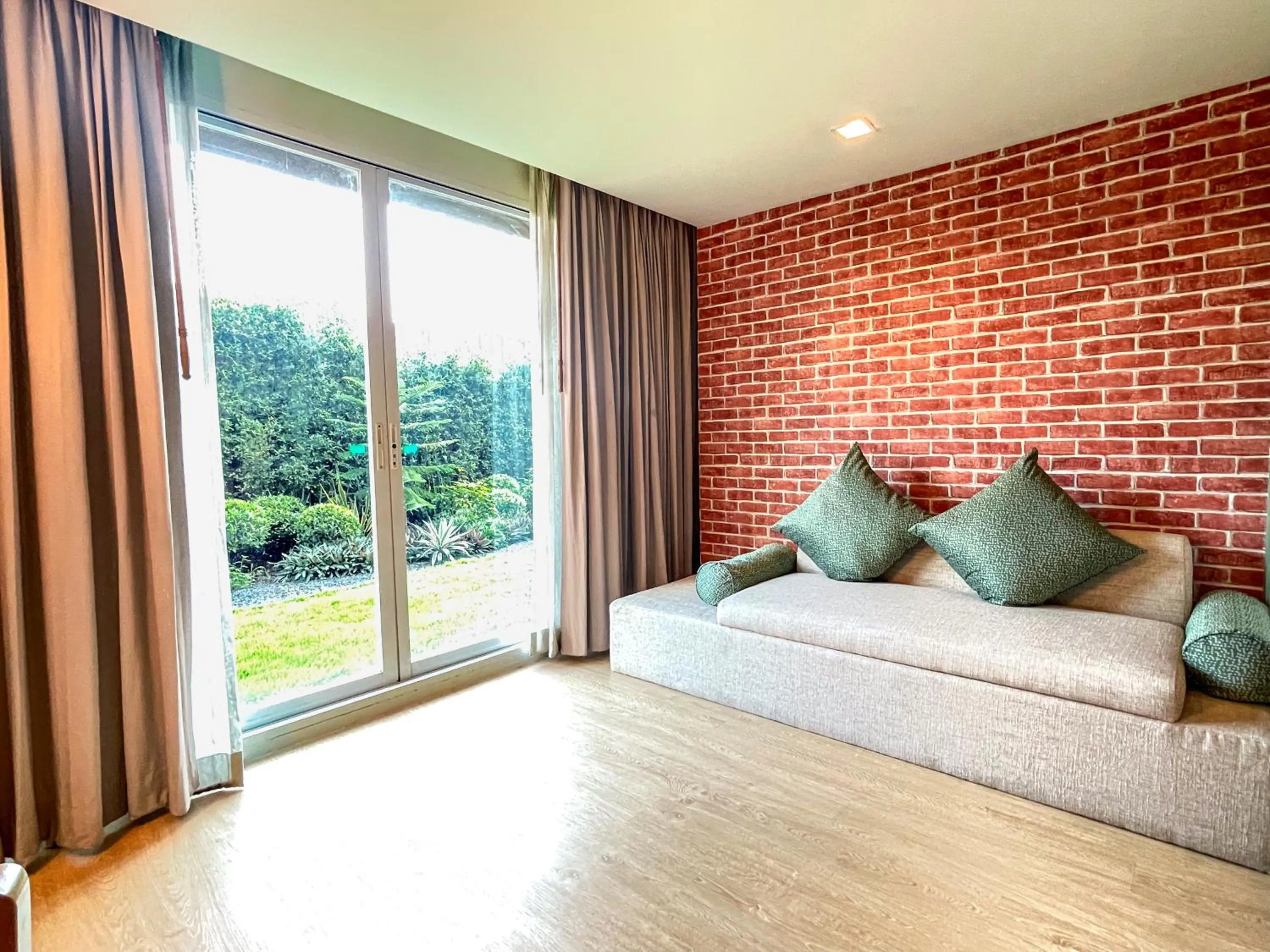 Seating area, Bed in Happihaus Hotel Bangkok