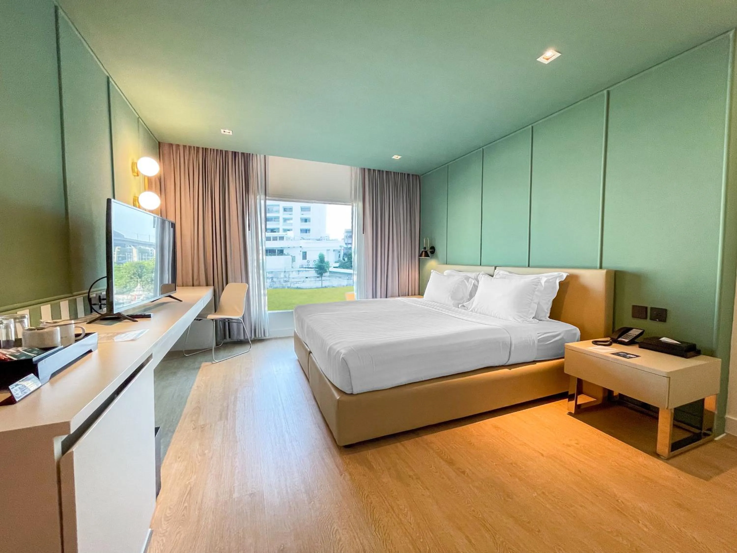 TV and multimedia, Bed in Happihaus Hotel Bangkok