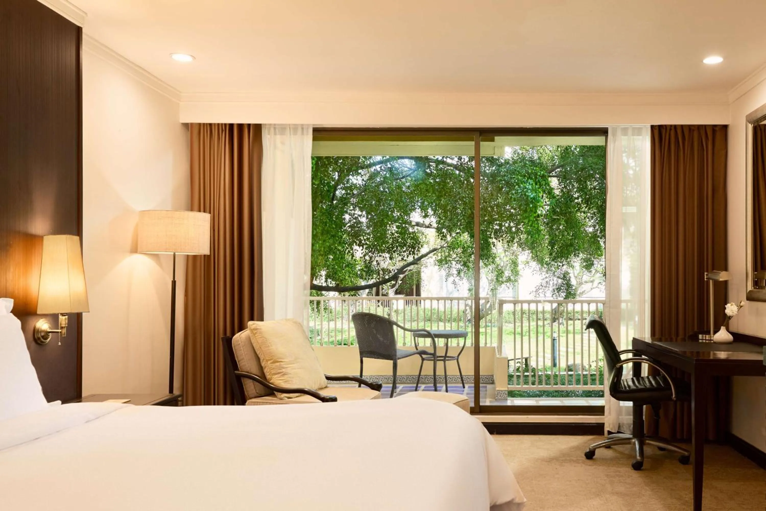 Balcony/Terrace, Bed in Dusit Thani Pattaya