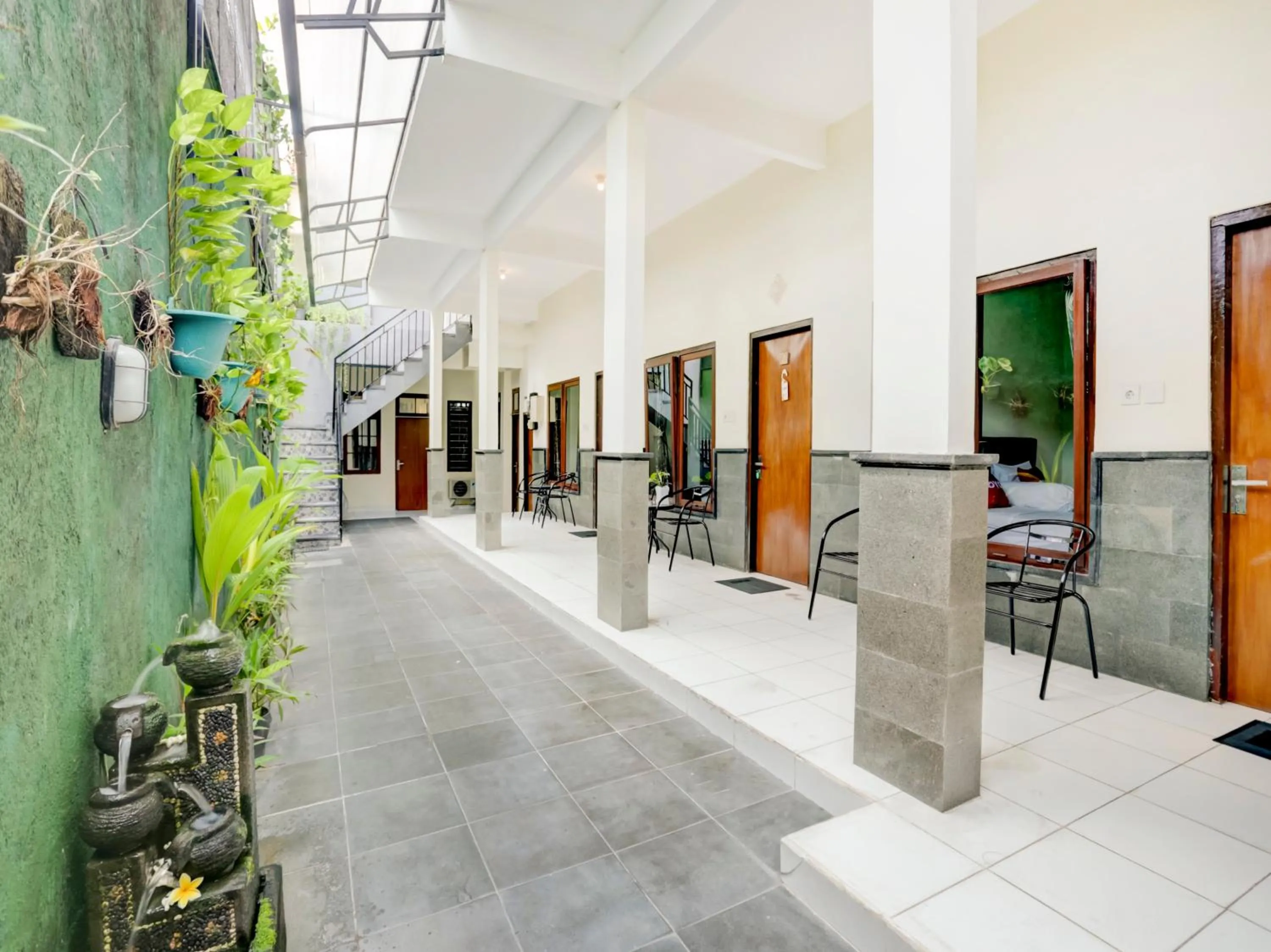 Area and facilities in Paradise Inn