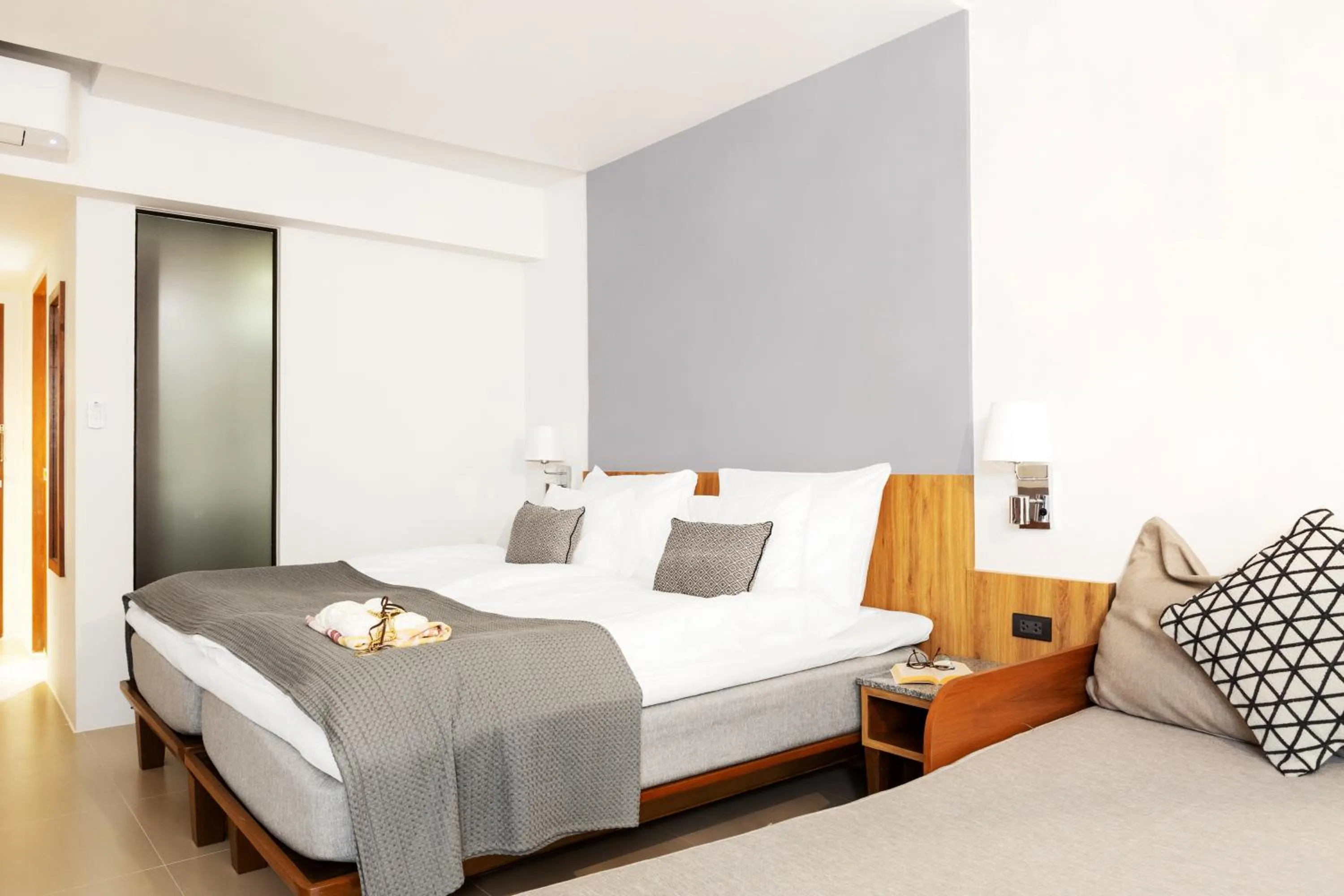 Photo of the whole room, Bed in Sunwing Kamala Beach