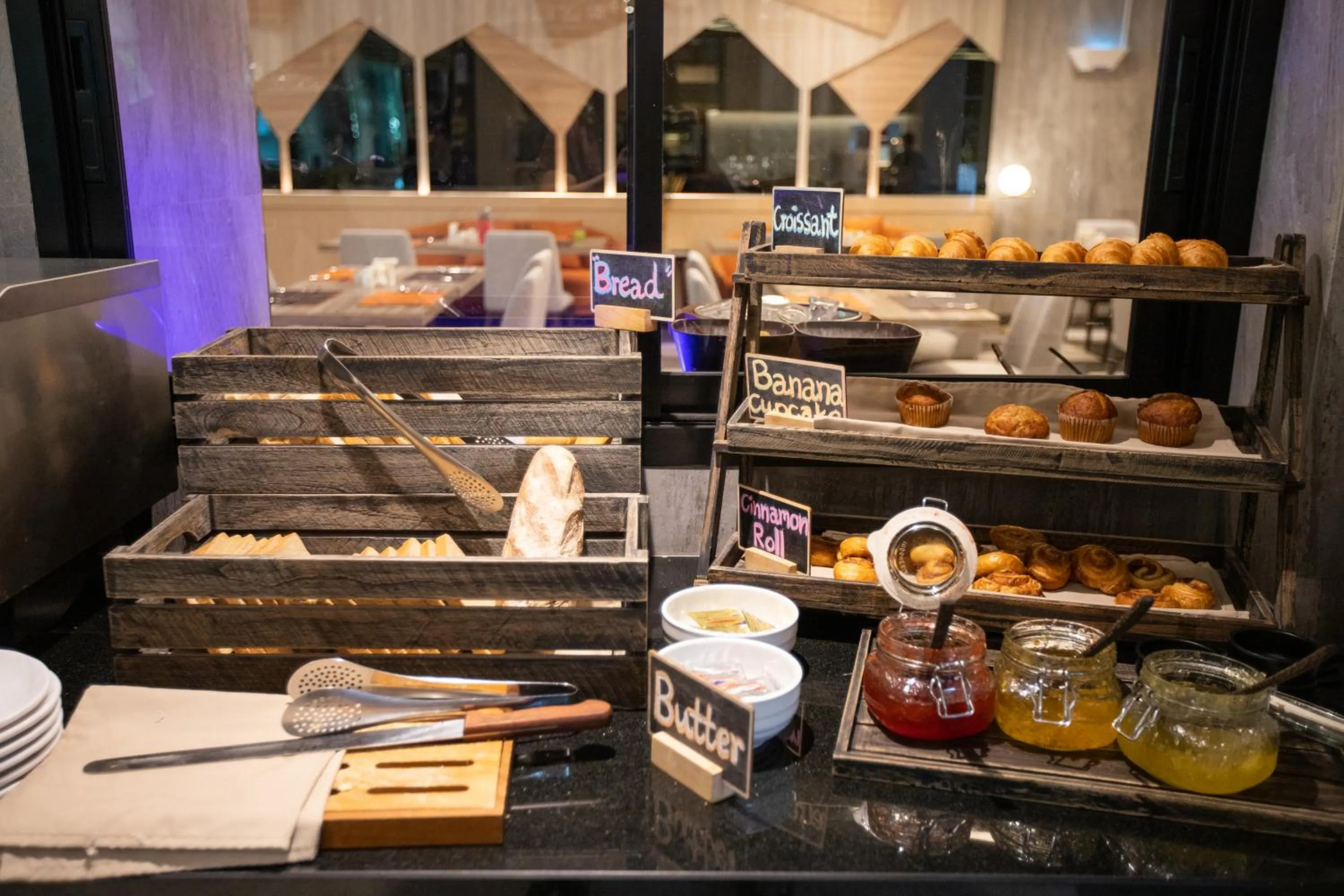 Restaurant/places to eat in PARKROYAL Suites Bangkok