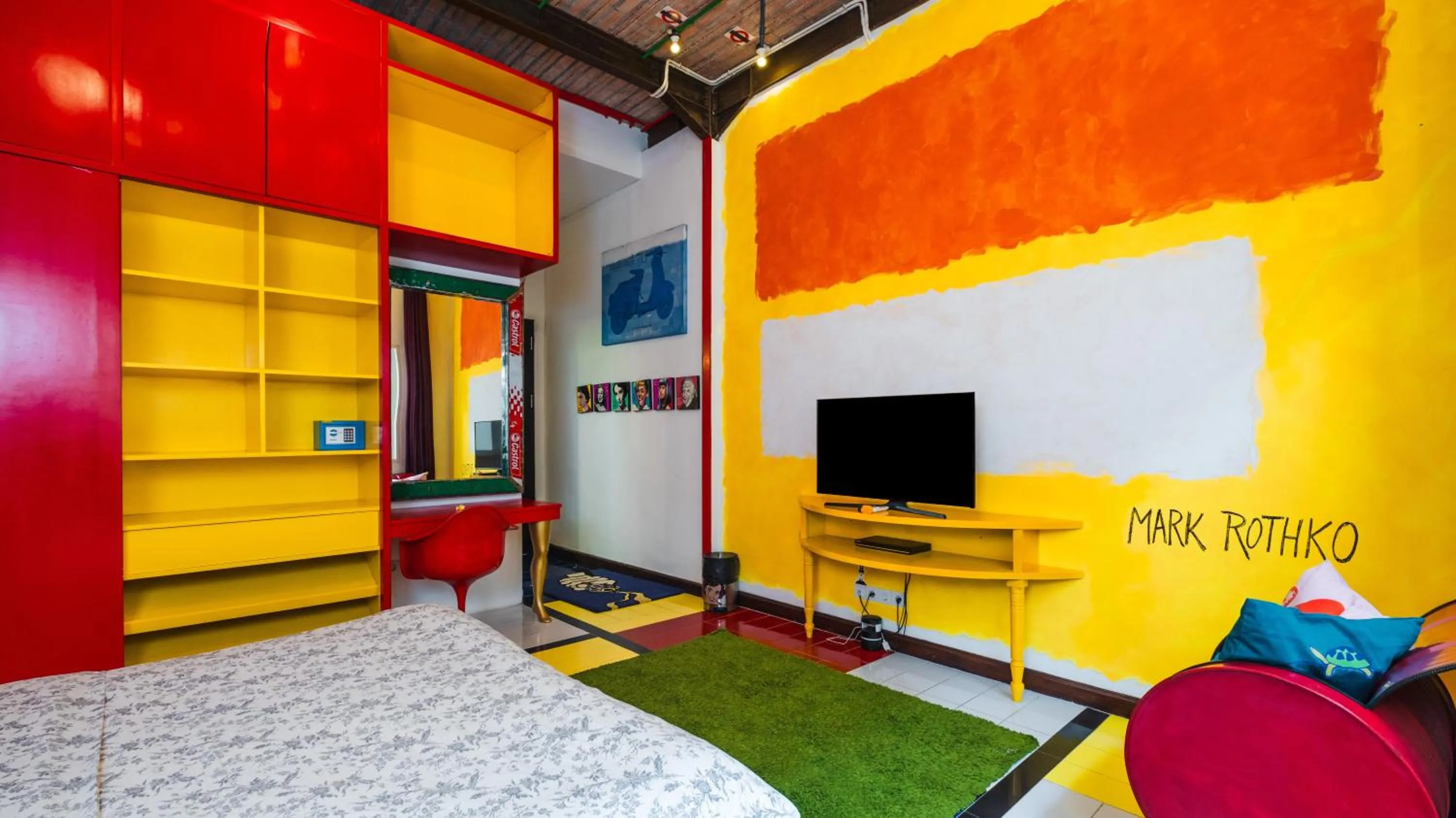 Bed in NicoNico Mansion by Villa Finder