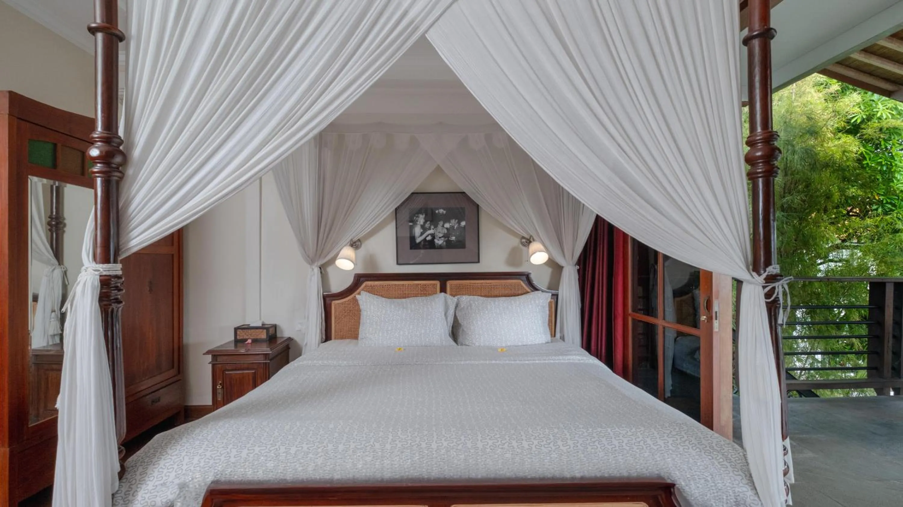 Bed in NicoNico Mansion by Villa Finder