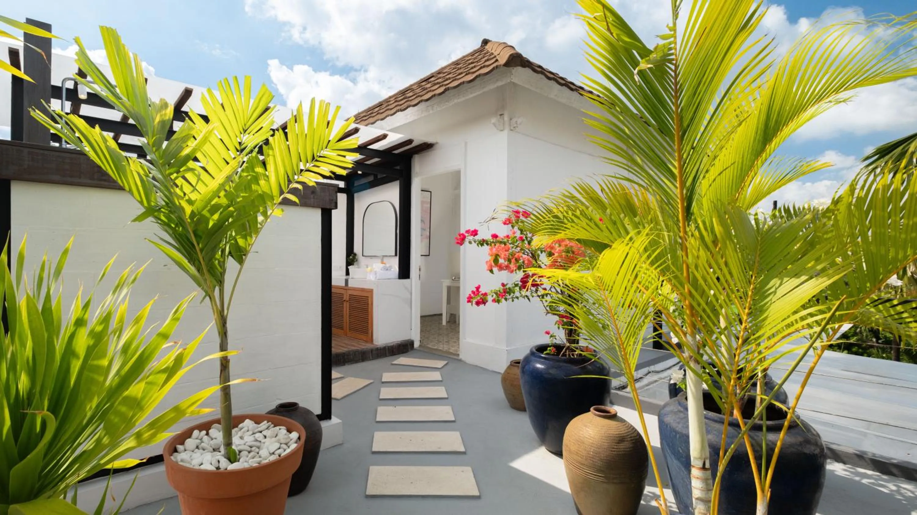 Balcony/Terrace in NicoNico Mansion by Villa Finder