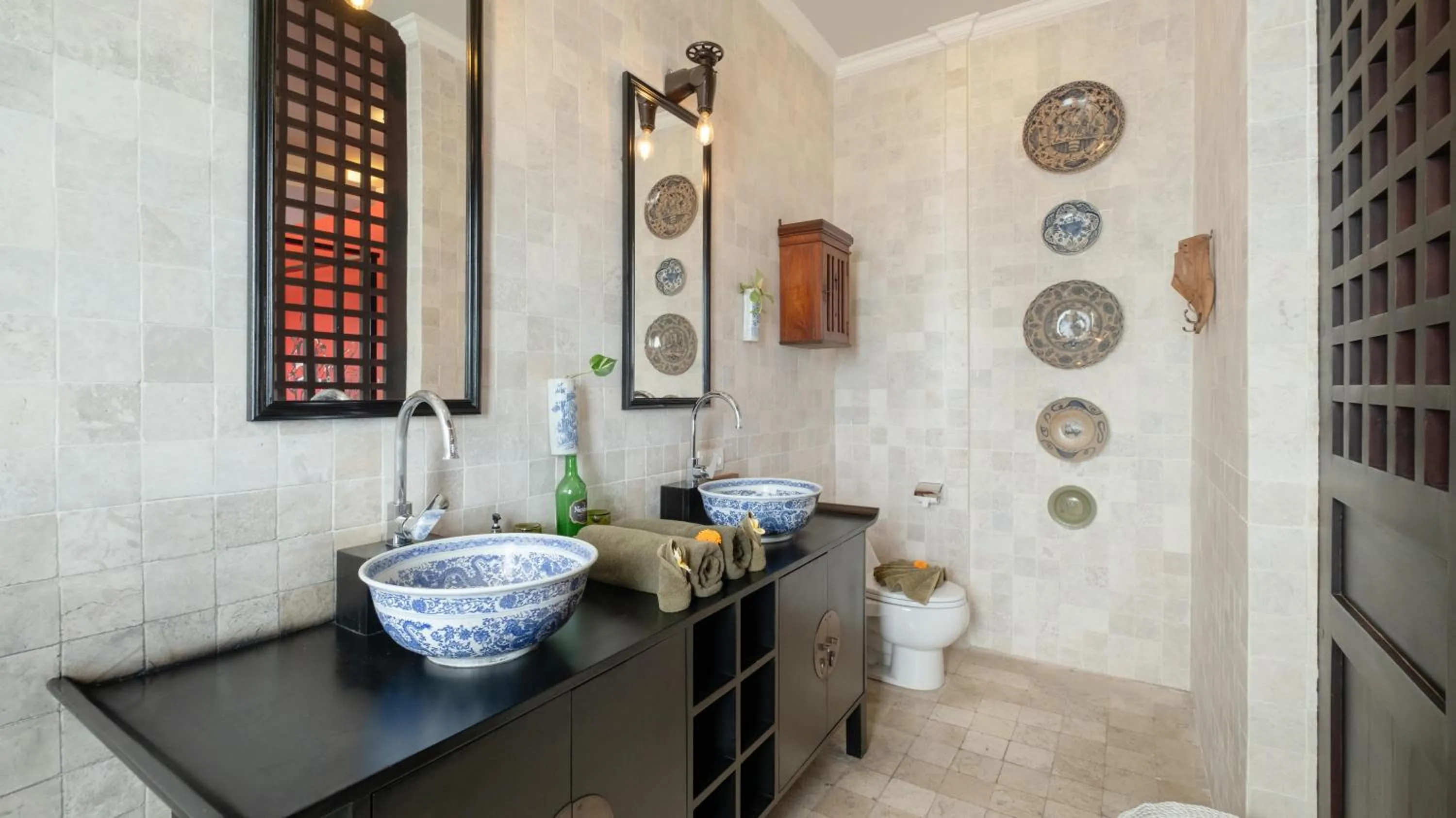 Toilet in NicoNico Mansion by Villa Finder