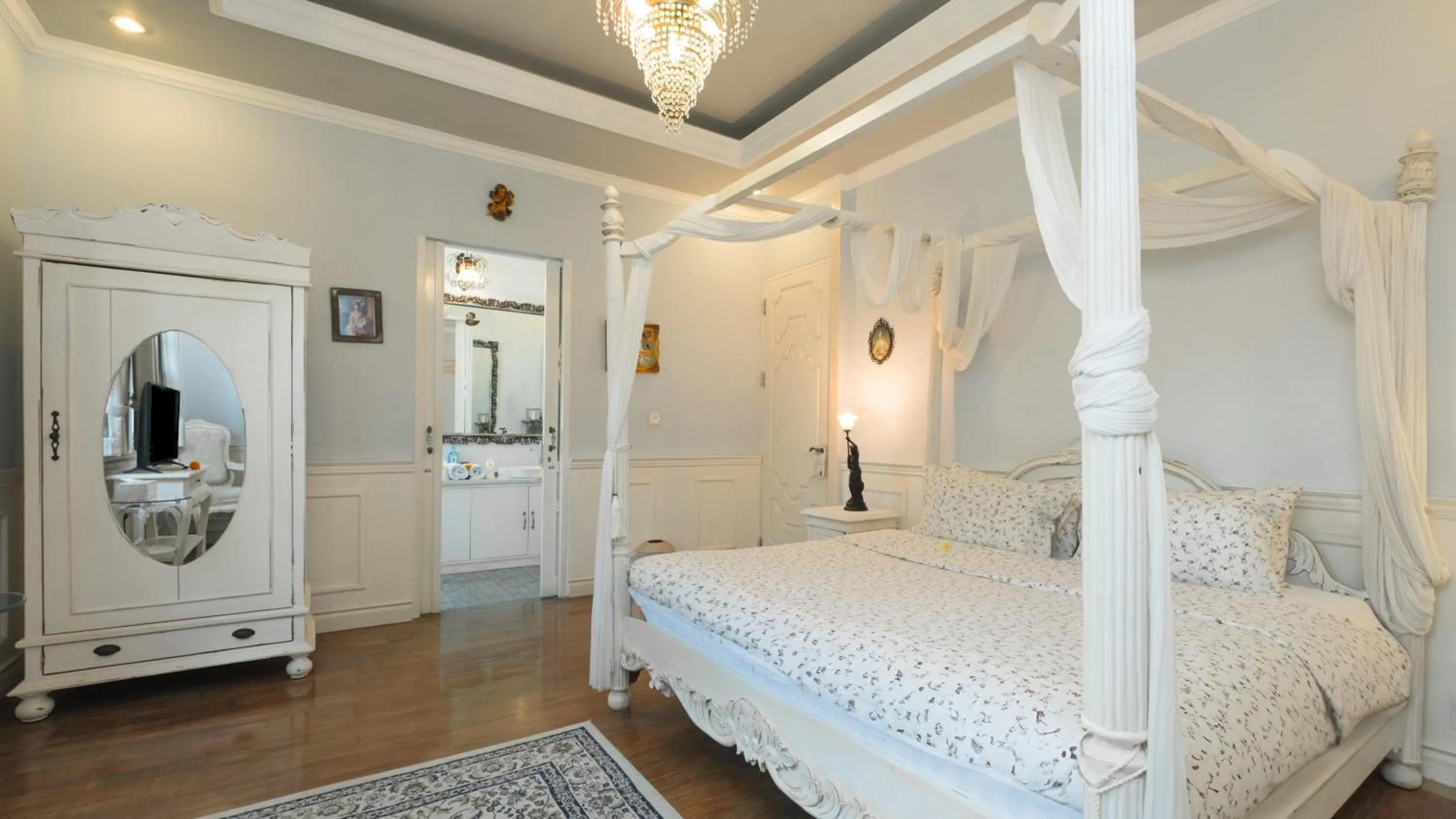 Bed in NicoNico Mansion by Villa Finder