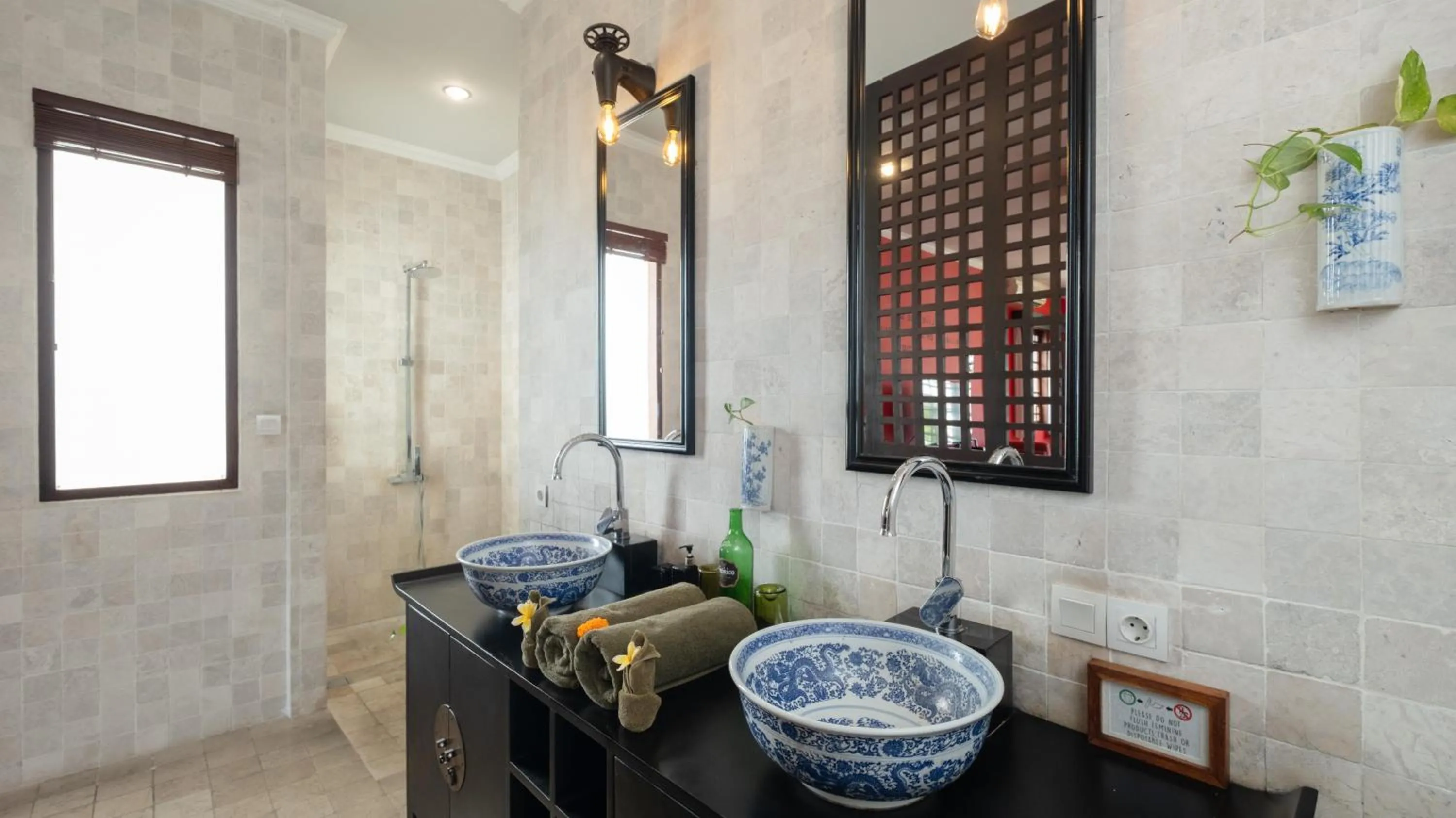 Shower in NicoNico Mansion by Villa Finder