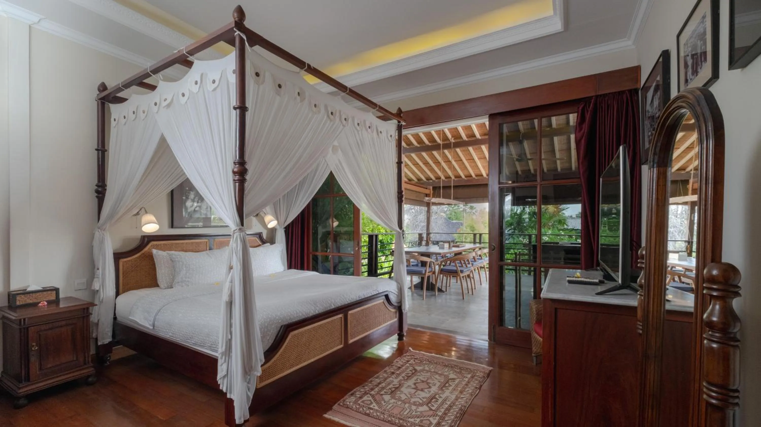 Bed in NicoNico Mansion by Villa Finder
