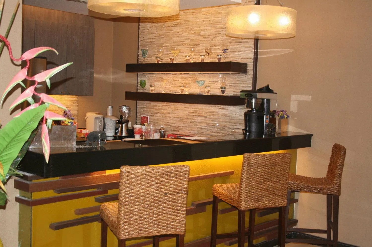 Lounge or bar, Kitchen/Kitchenette in De Arni Hotel (SHA Extra Plus)