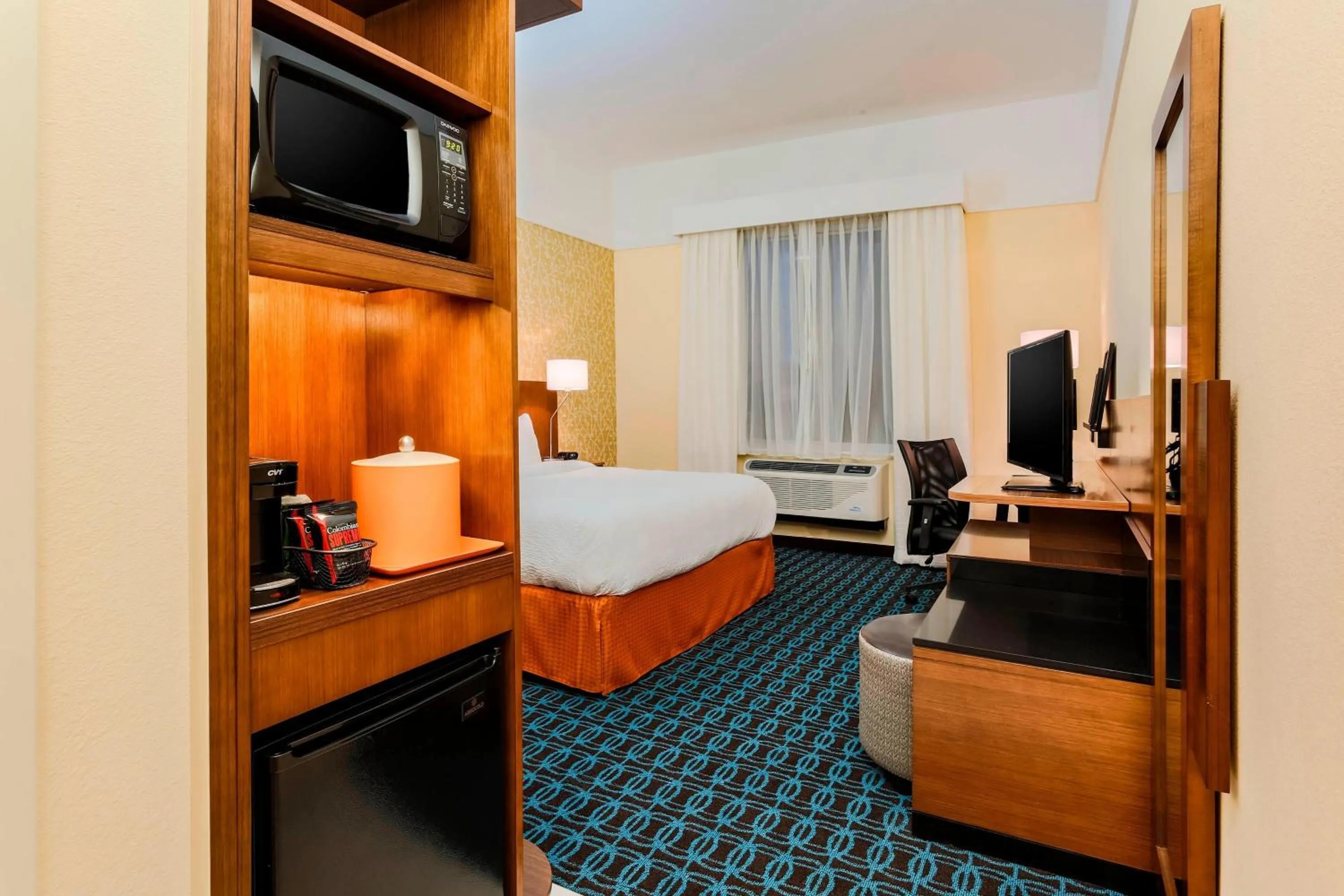 Photo of the whole room, Bed in Fairfield Inn & Suites by Marriott Snyder