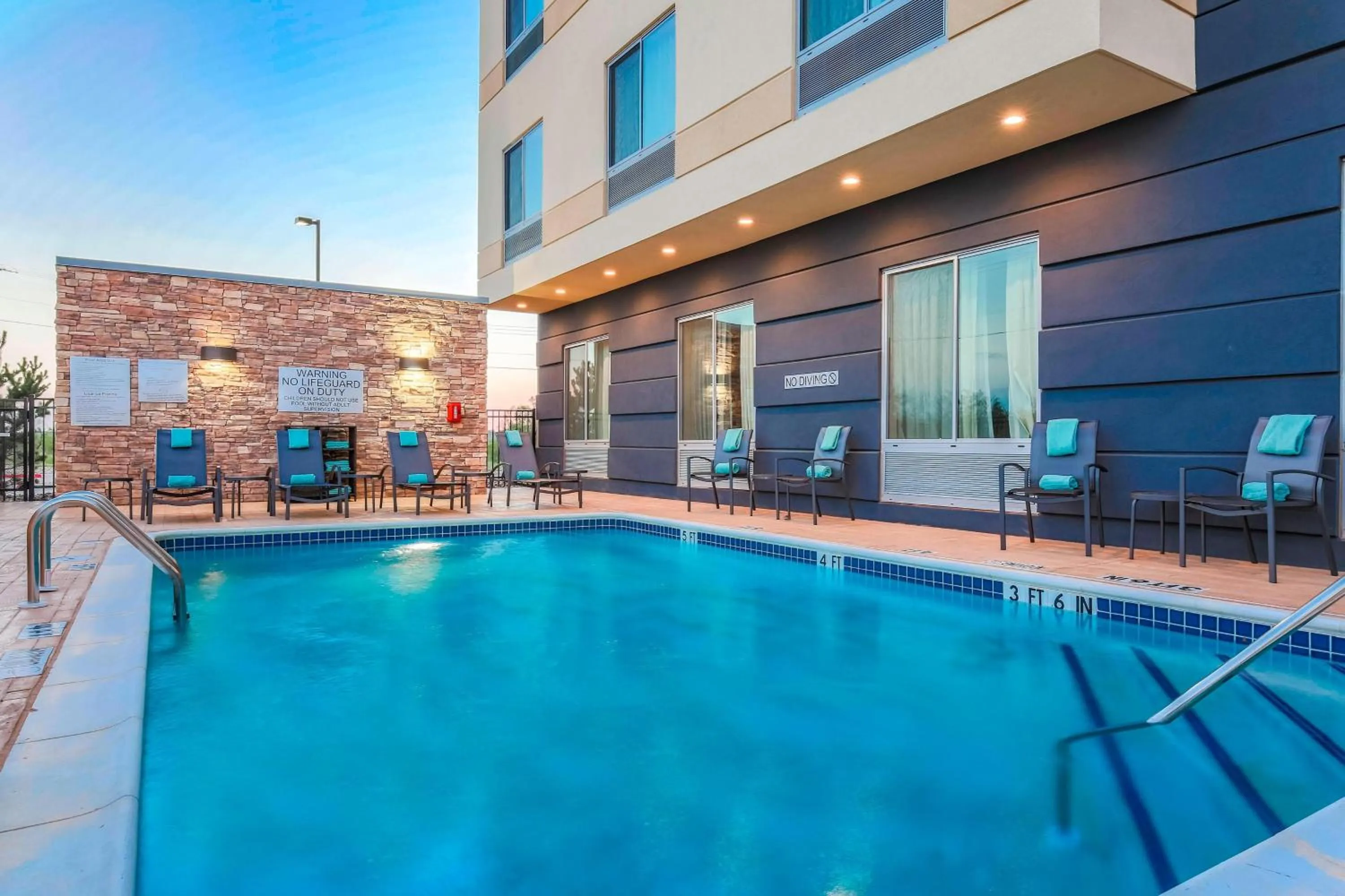 Swimming pool in Fairfield Inn & Suites by Marriott Snyder