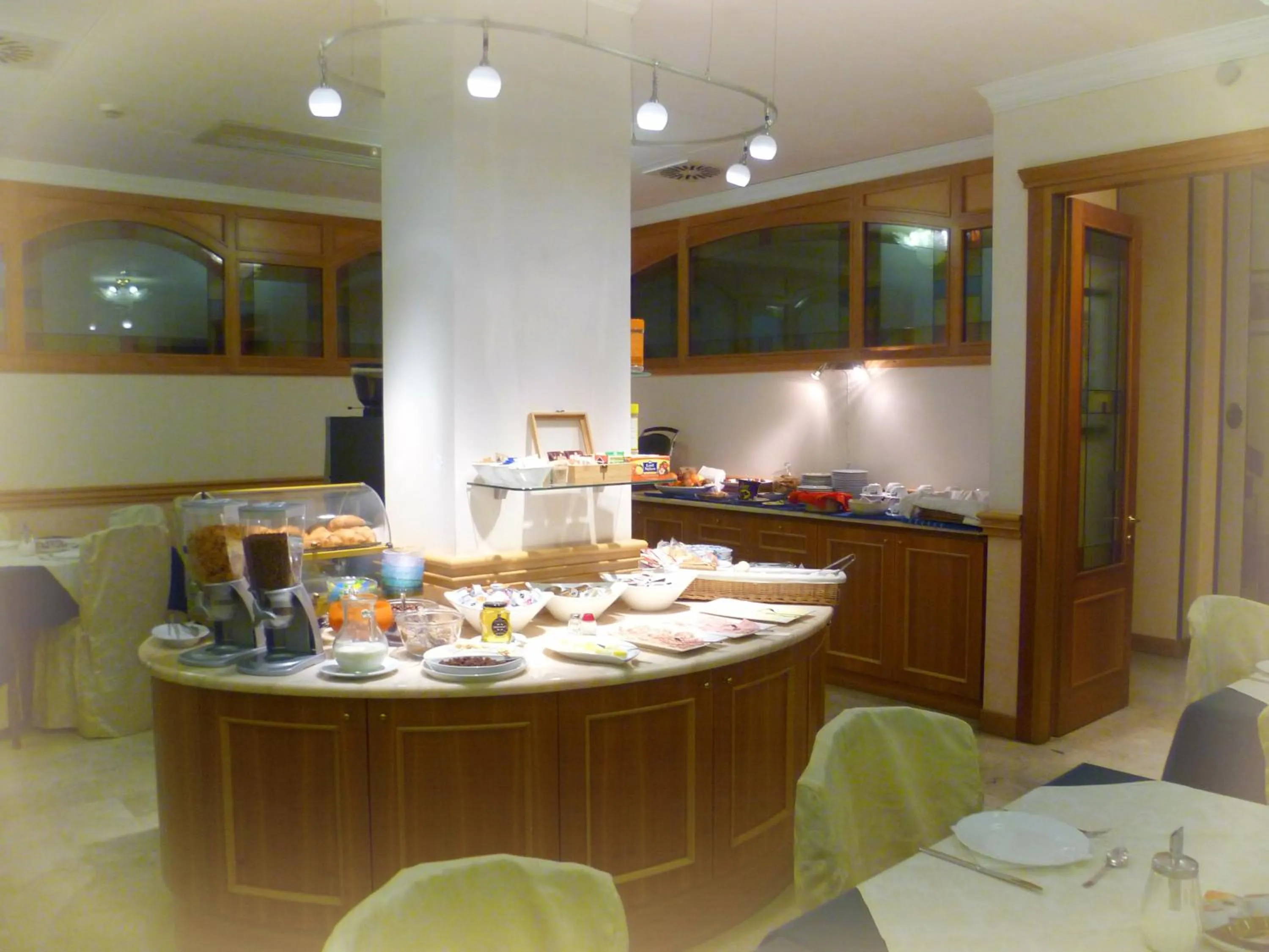 Restaurant/places to eat in Hotel Minerva