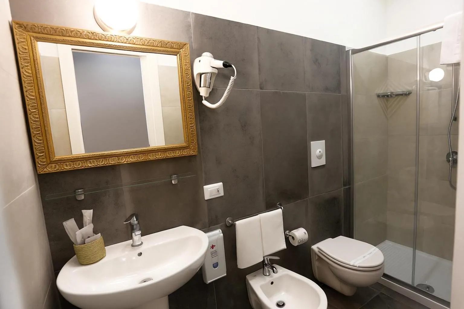 Shower in Piazza Bovio 22