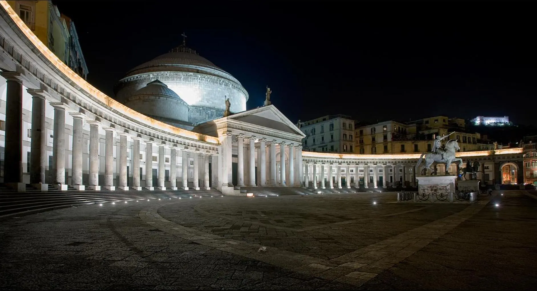 Nearby landmark in Piazza Bovio 22