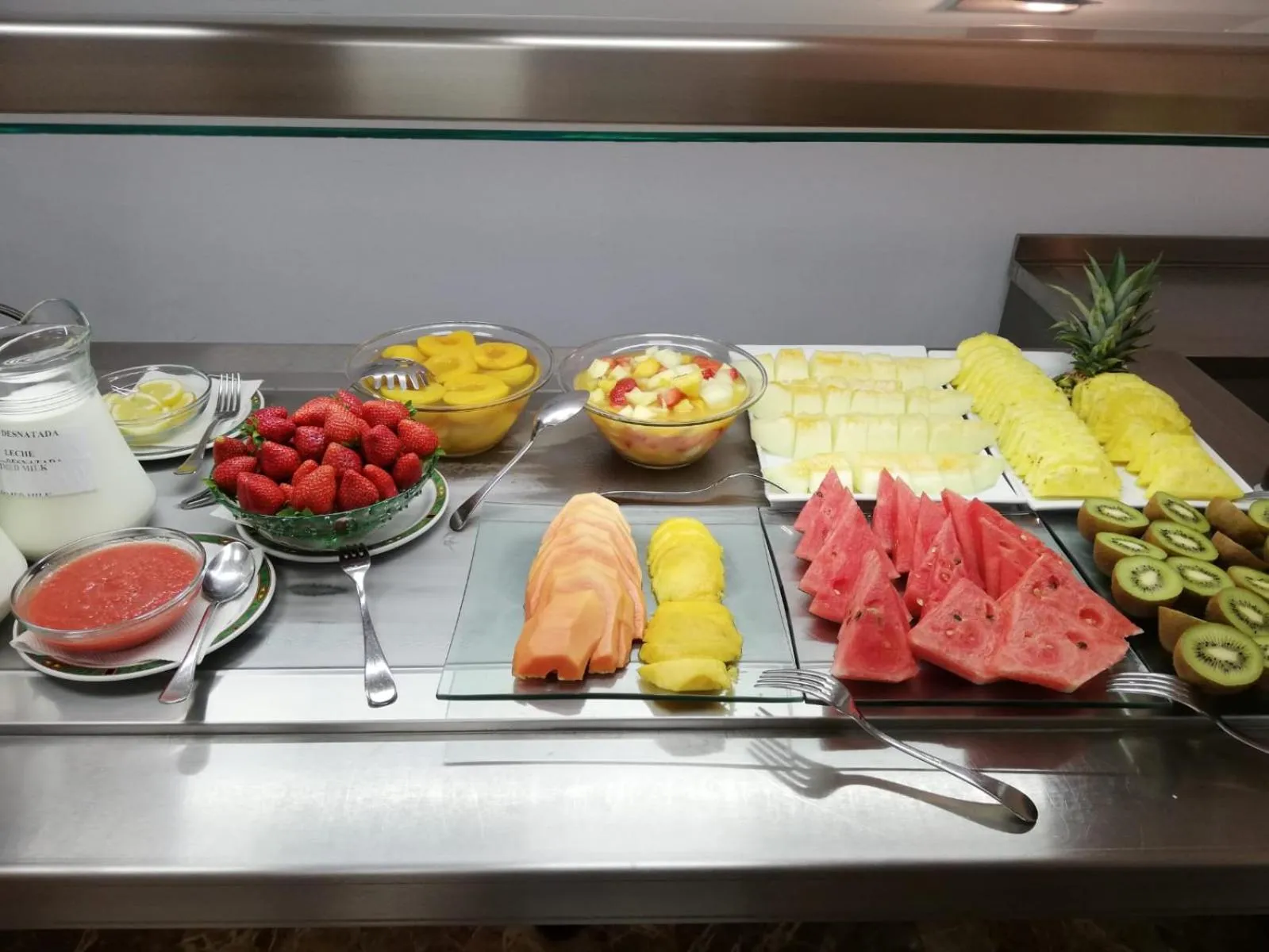 Buffet breakfast in La Cueva Park