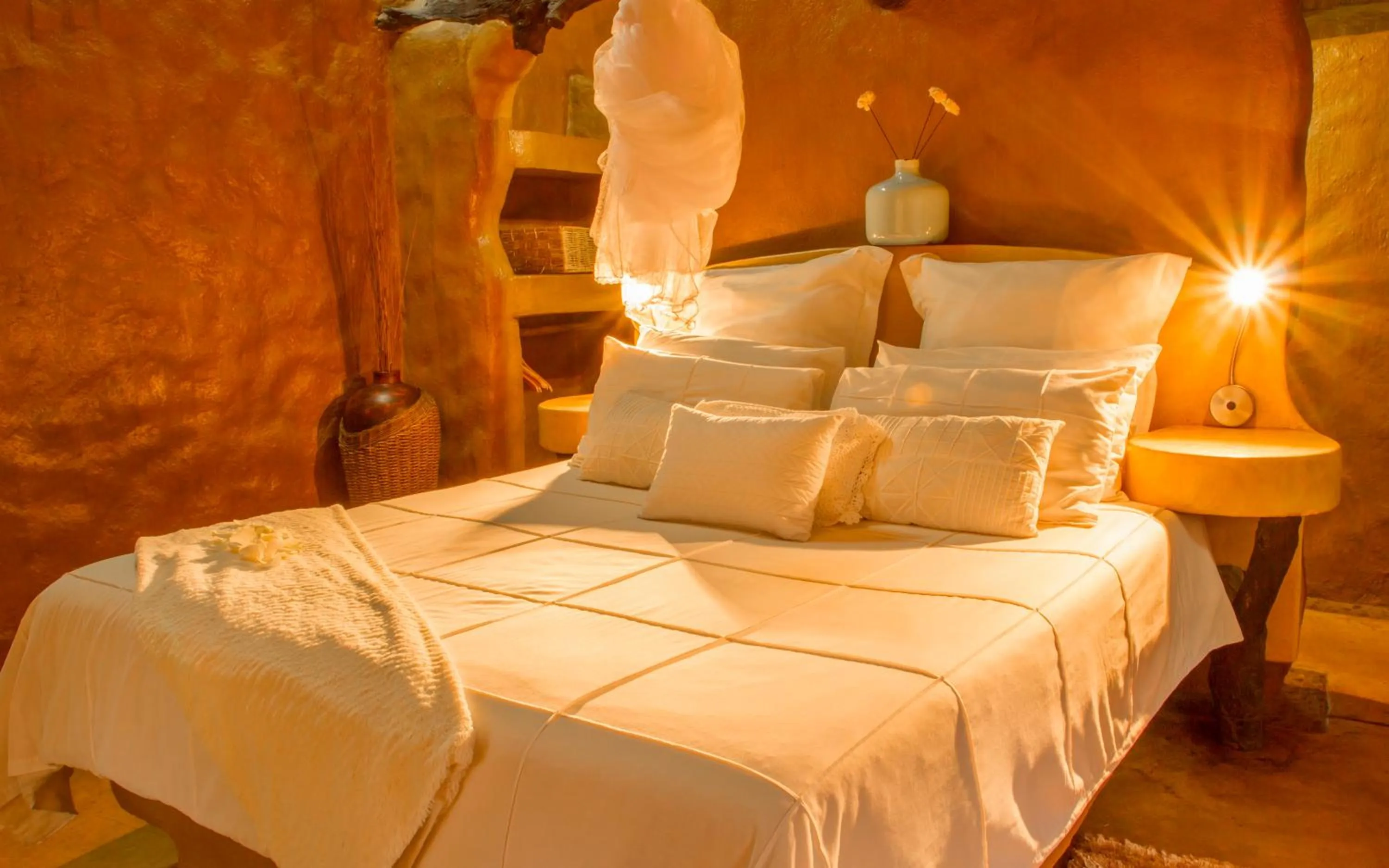 Photo of the whole room, Bed in LittleBush Private Lodge