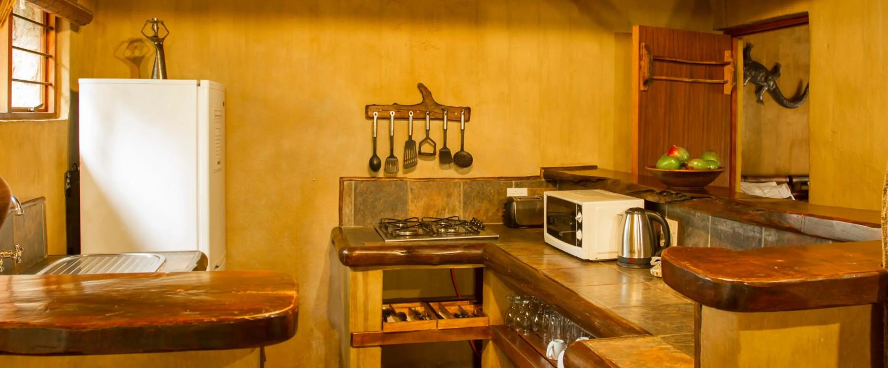 Kitchen or kitchenette in LittleBush Private Lodge