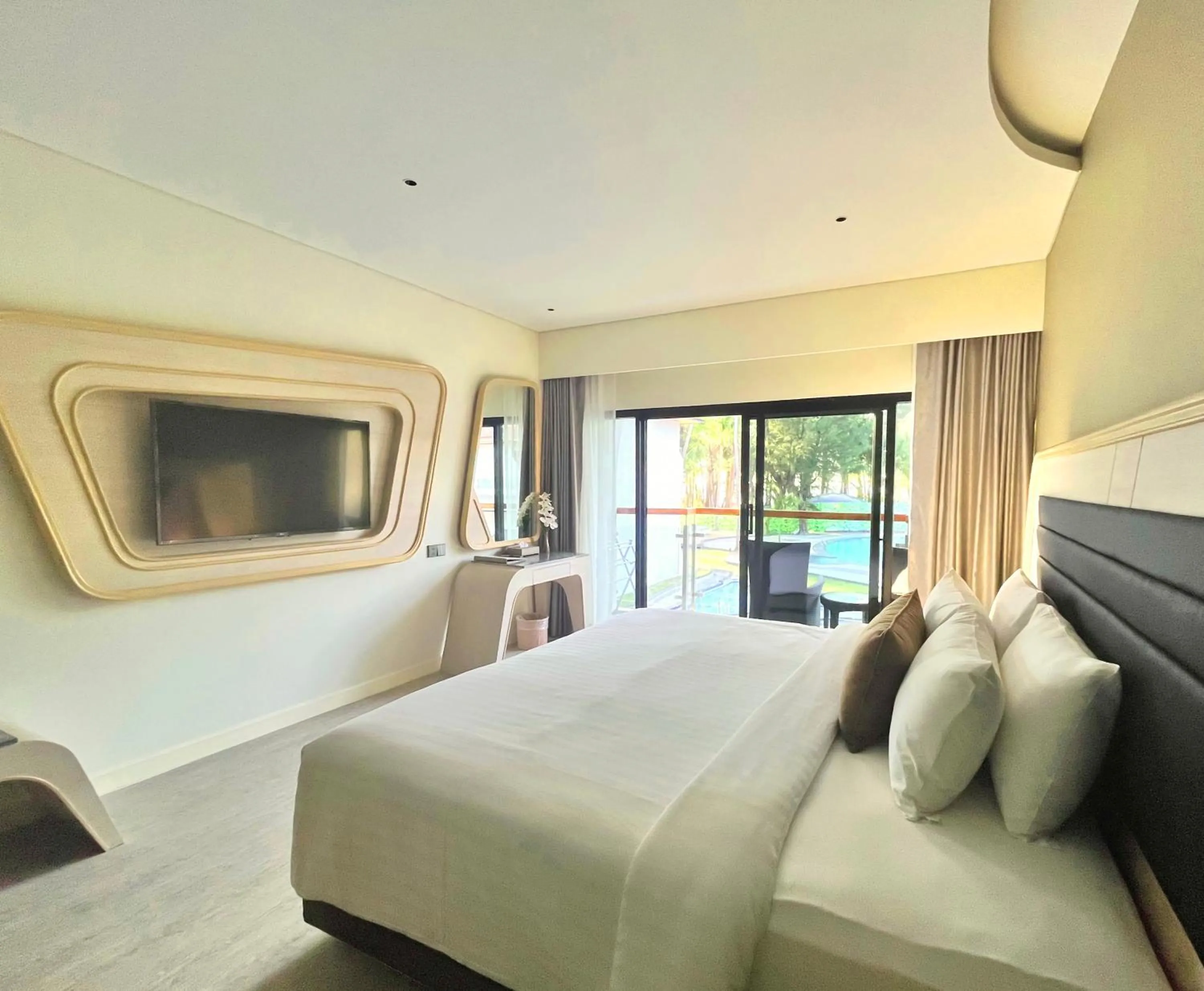 Balcony/Terrace, Bed in Amora Beach Resort Phuket