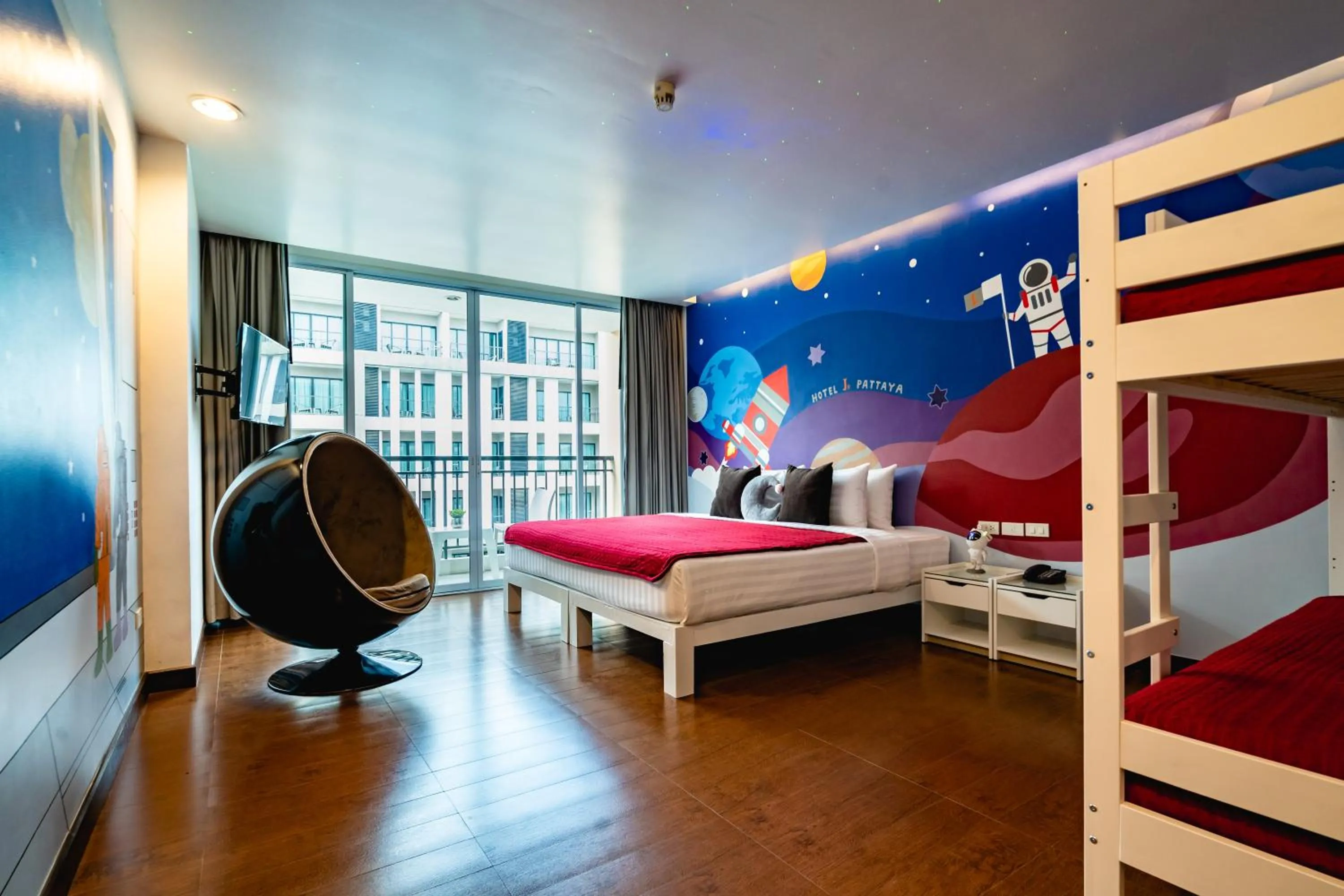 Photo of the whole room, Bed in Hotel J Pattaya