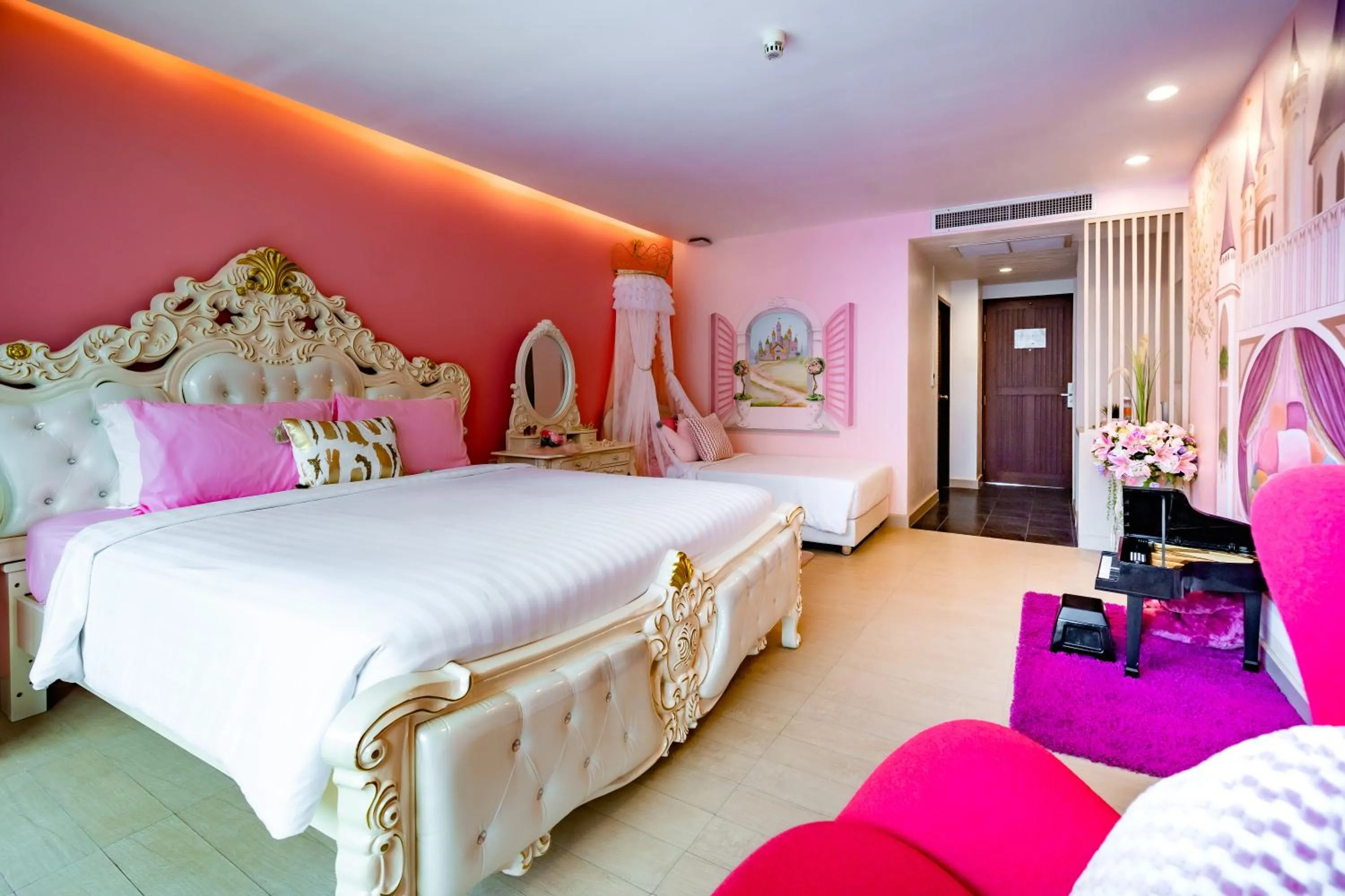 Photo of the whole room, Bed in Hotel J Pattaya