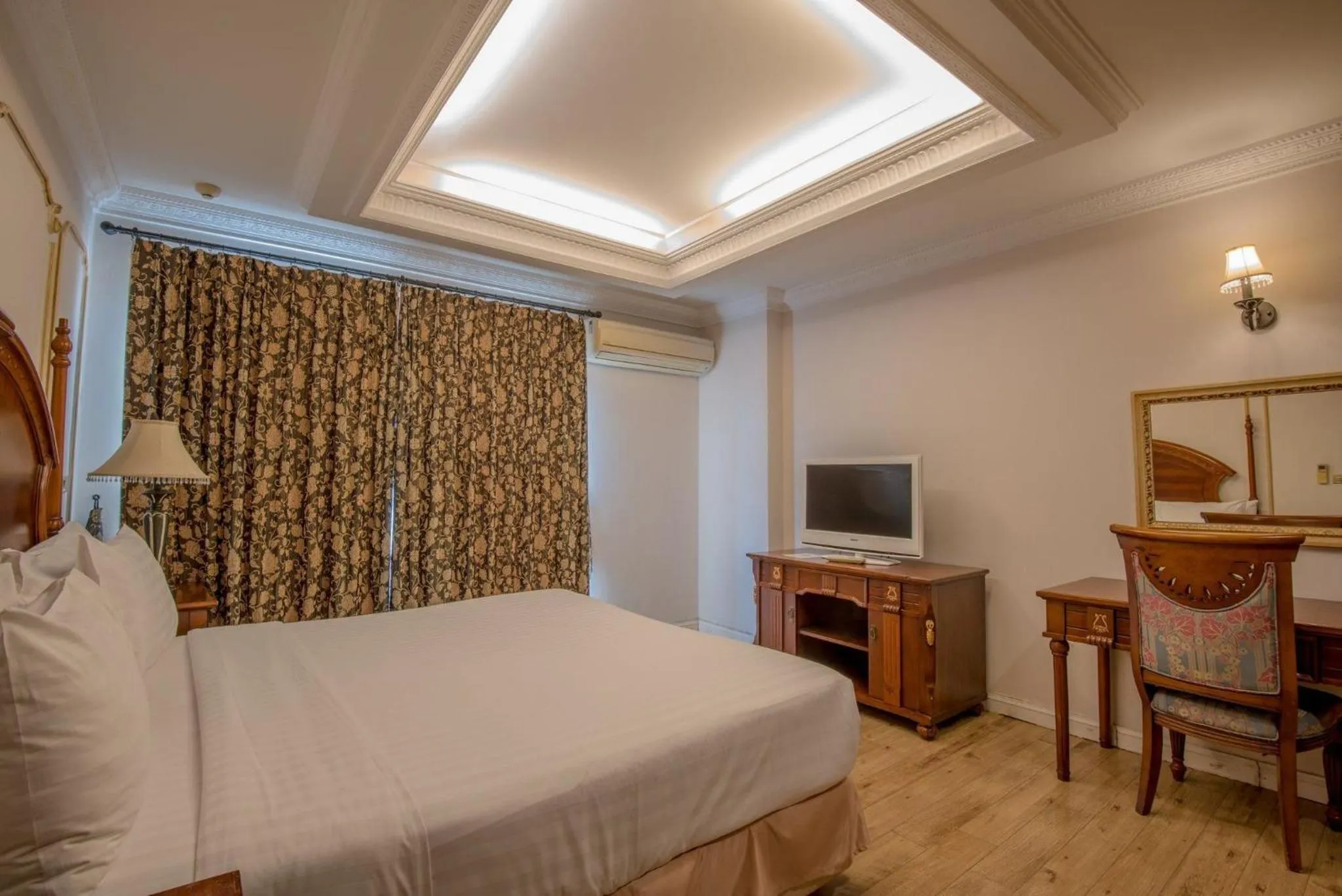 Bedroom, Bed in Four Seasons Place Pattaya