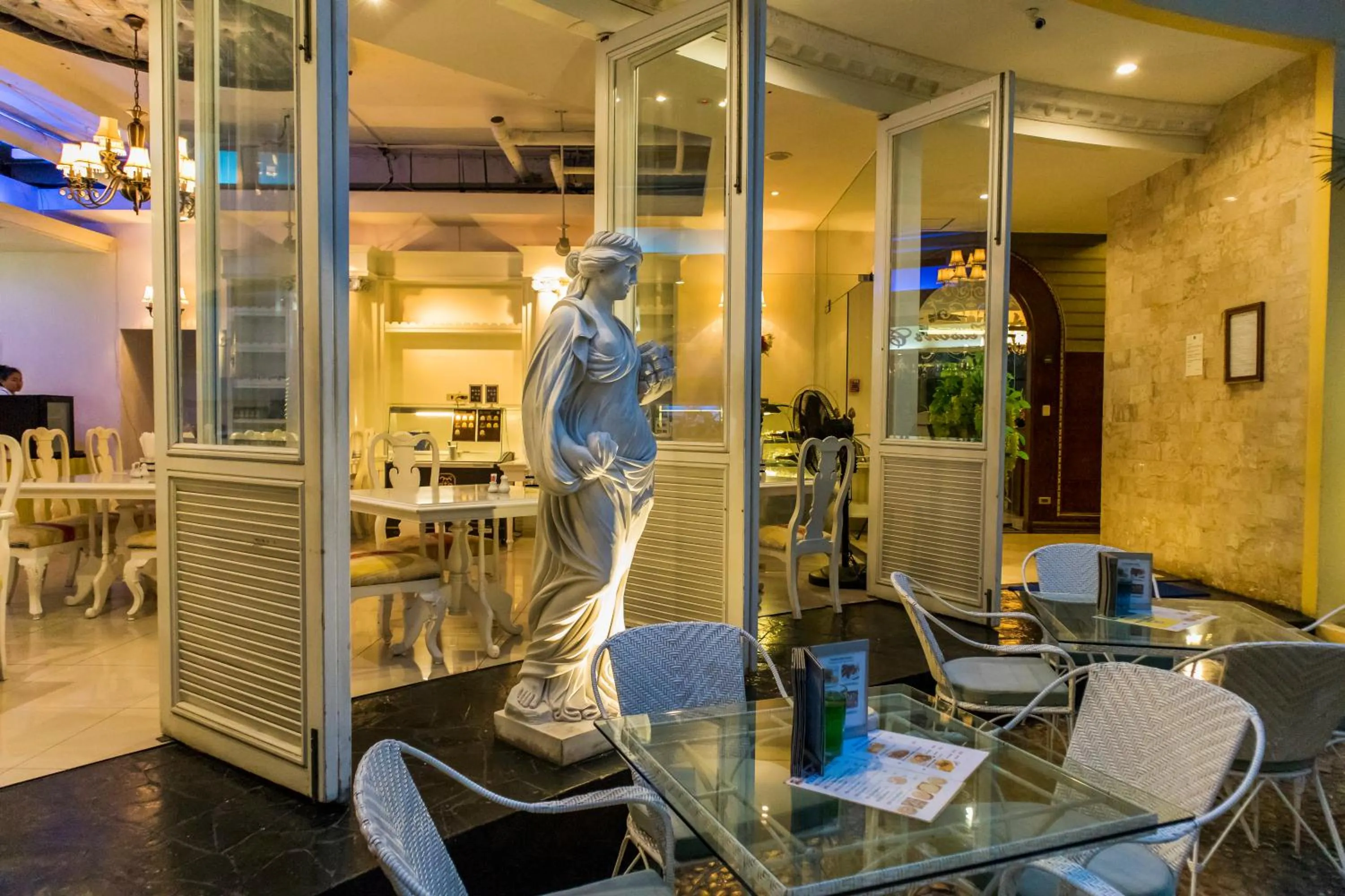 Restaurant/places to eat in Four Seasons Place Pattaya