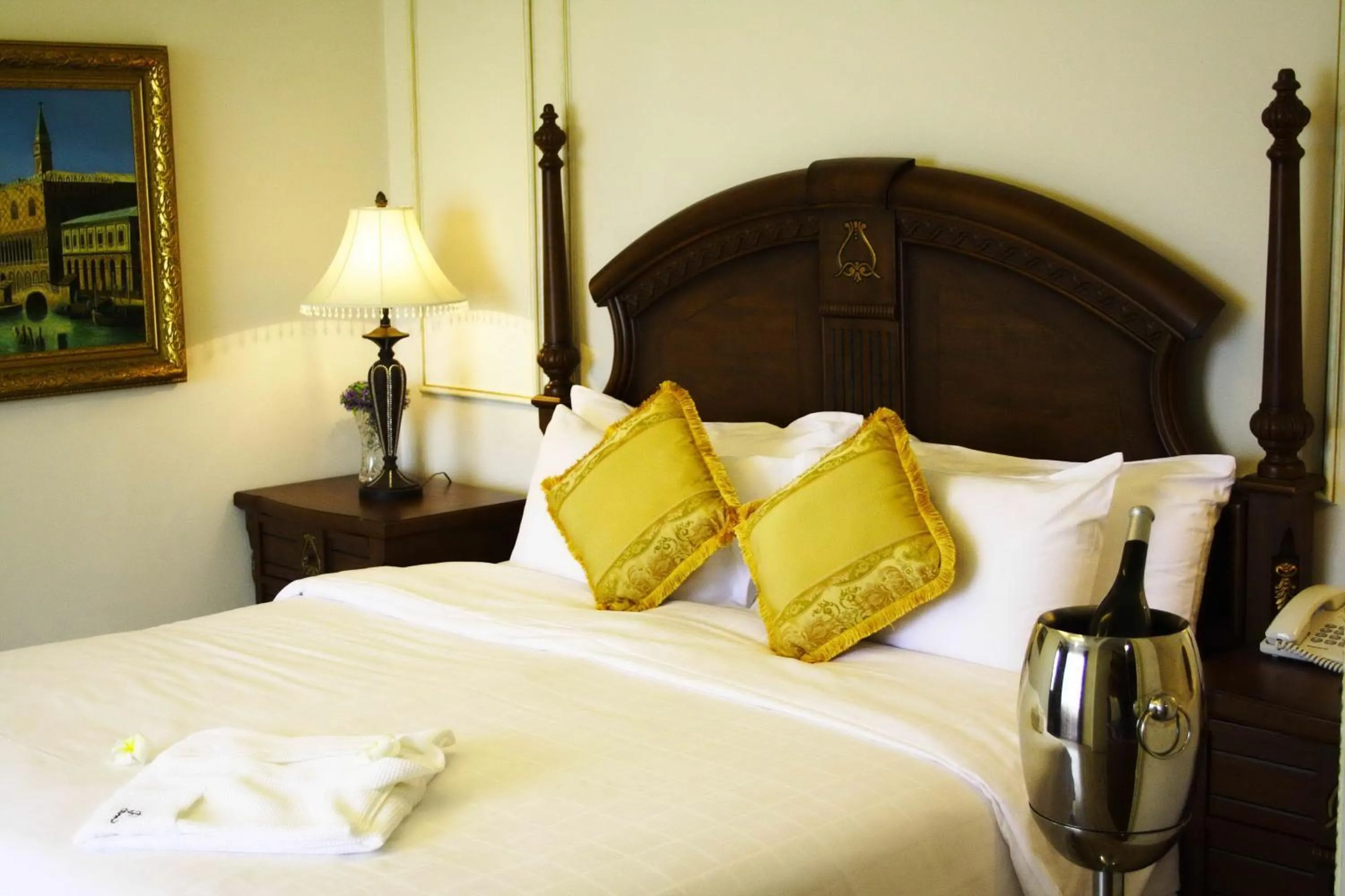 Bedroom, Bed in Four Seasons Place Pattaya